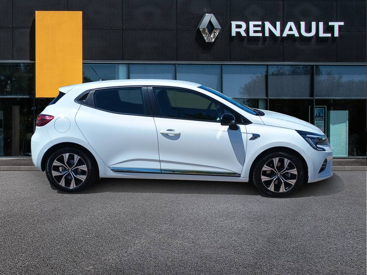 Vente en ligne Renault Clio 5 Clio E-Tech 140 - 21N au prix de 16 490 €