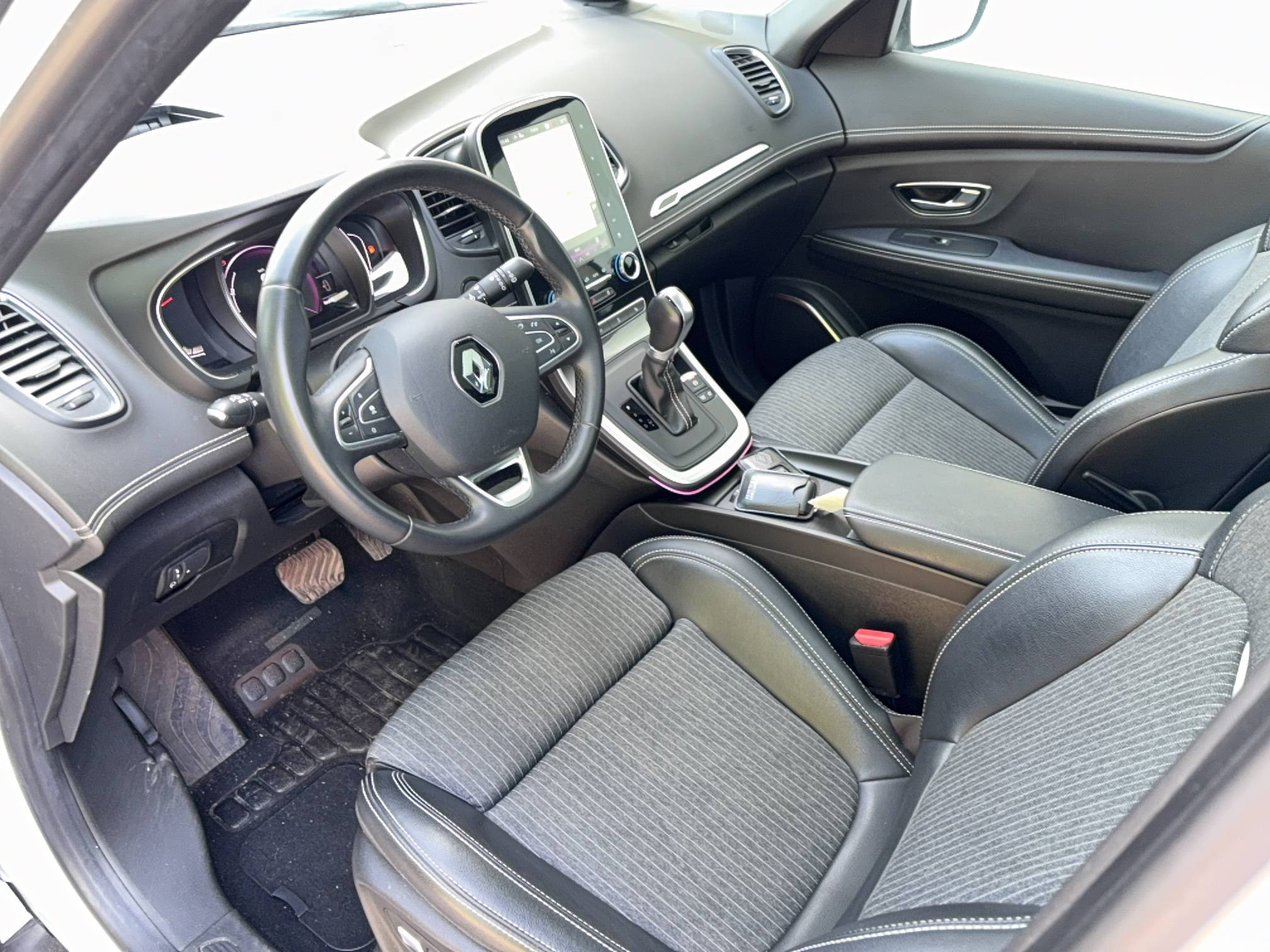Vente en ligne Renault Grand Scenic 4 Grand Scenic TCe 140 EDC au prix de 22 590 €