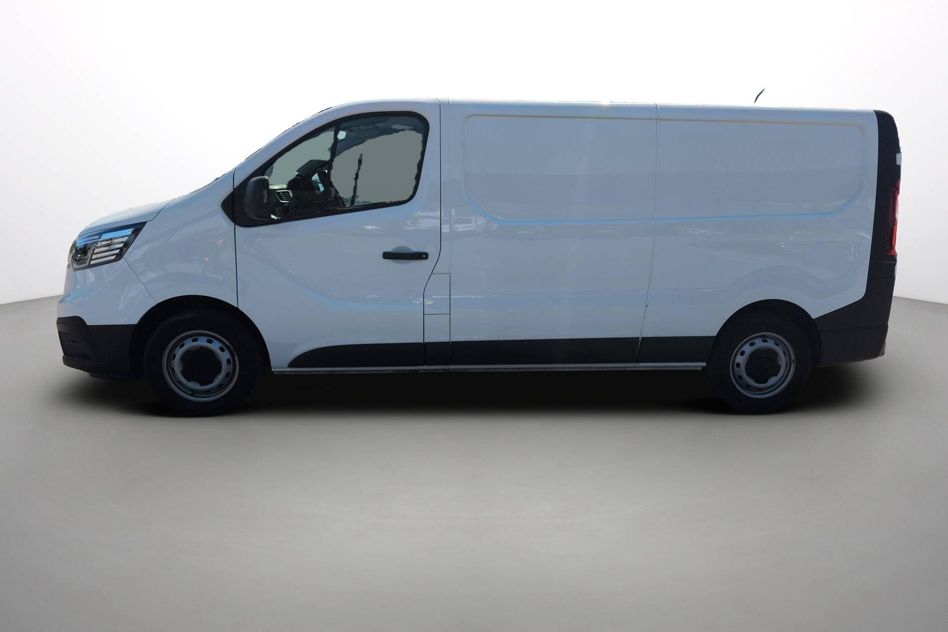 Vente en ligne Renault Trafic 3 Fourgon TRAFIC PC L2H1 3T BLUE DCI 150 au prix de 23 990 €