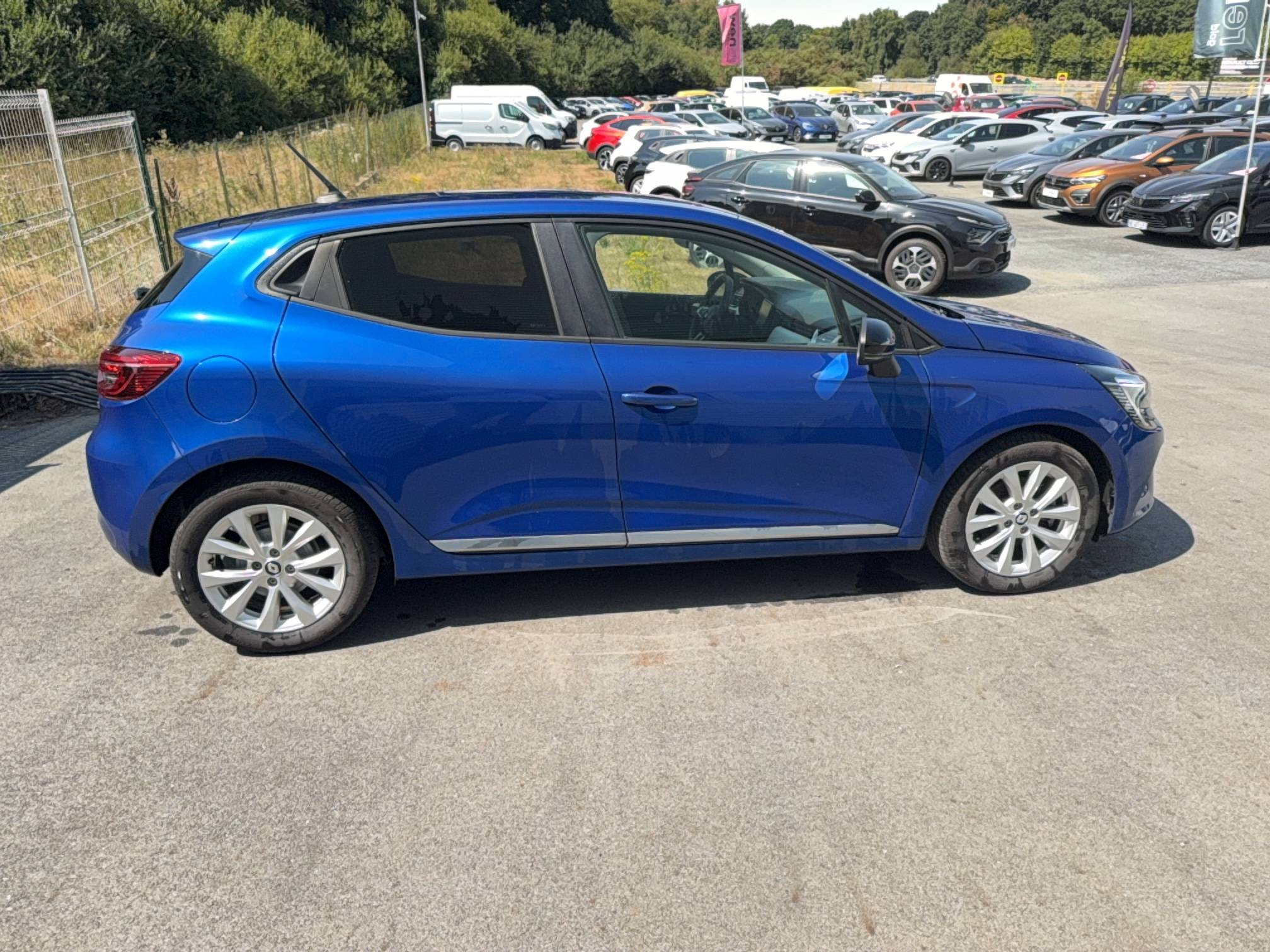 Vente en ligne Renault Clio 5 Clio E-Tech full hybrid 145 au prix de 15 990 €