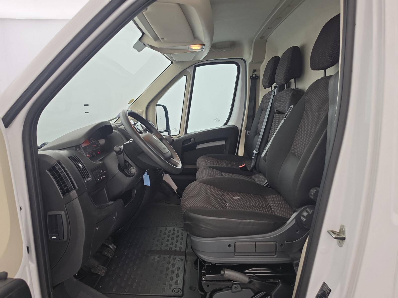 Vente en ligne Peugeot Boxer Fourgon BOXER TOLE 330 L1H1 BLUEHDI 120 S&S au prix de 17 990 €