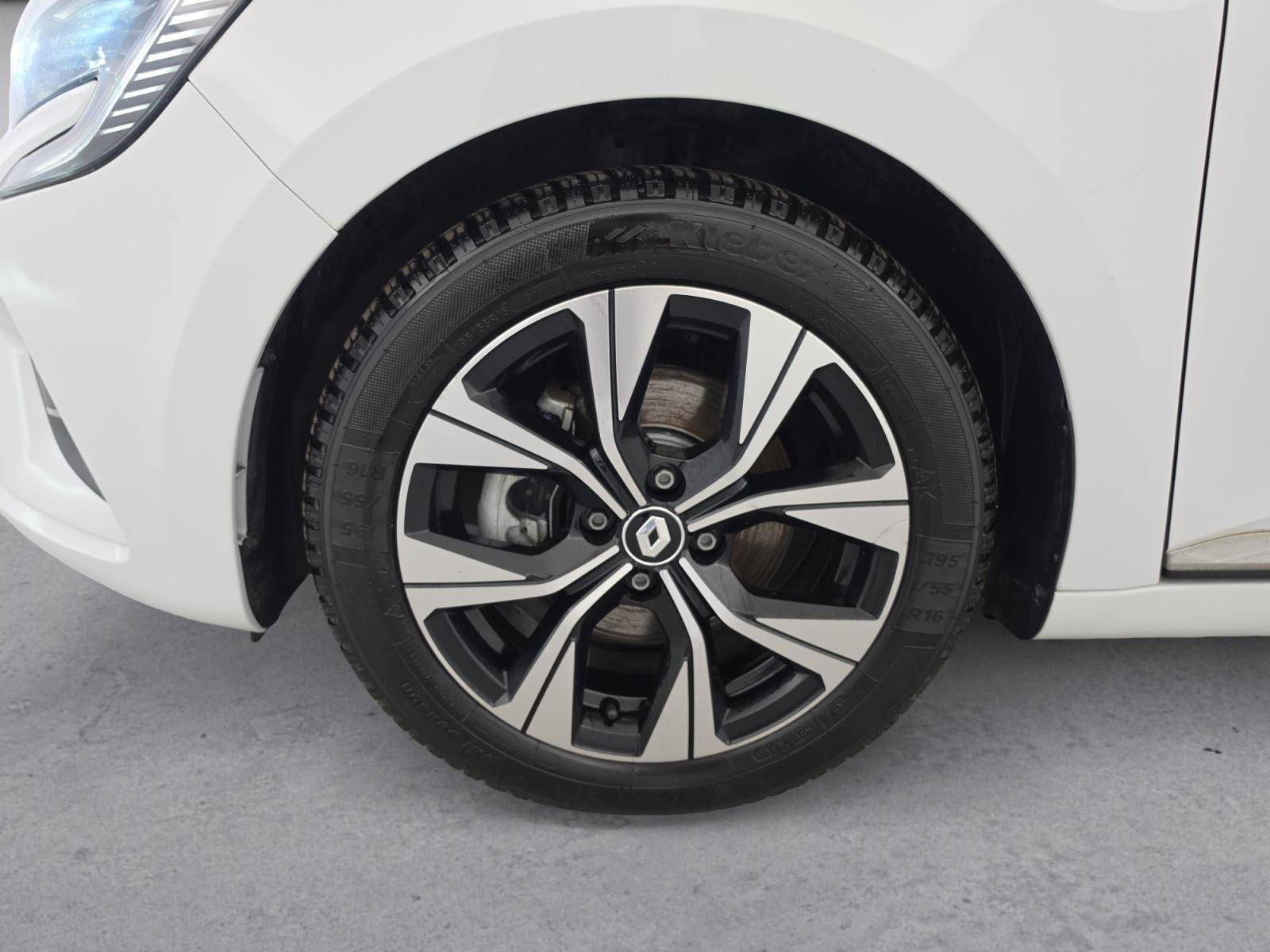 Vente en ligne Renault Clio 5 Clio E-Tech full hybrid 145 au prix de 15 990 €
