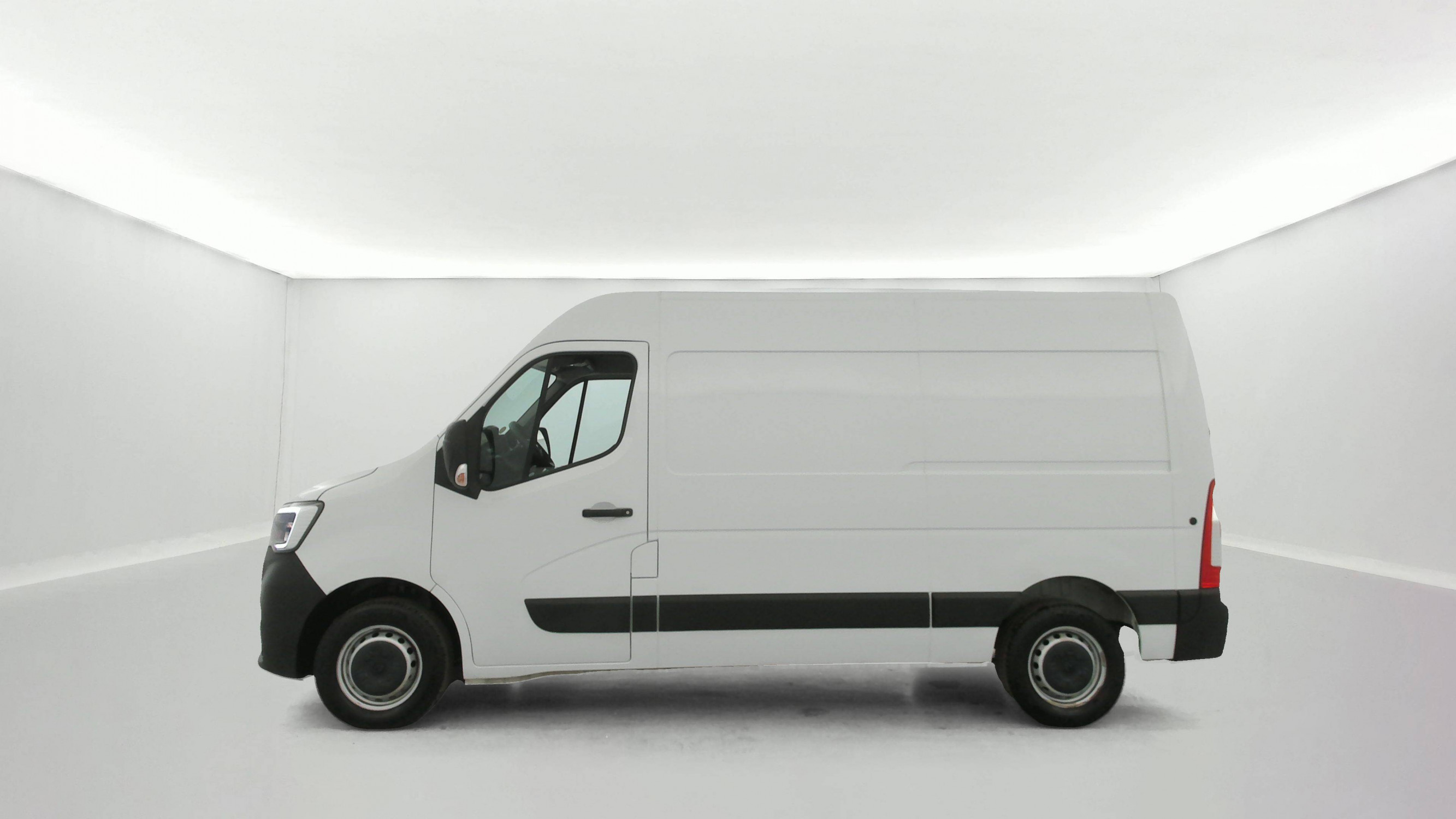 Vente en ligne Renault Master Fourgon MASTER FGN TRAC F3500 L2H2 BLUE DCI 135 au prix de 24 000 €
