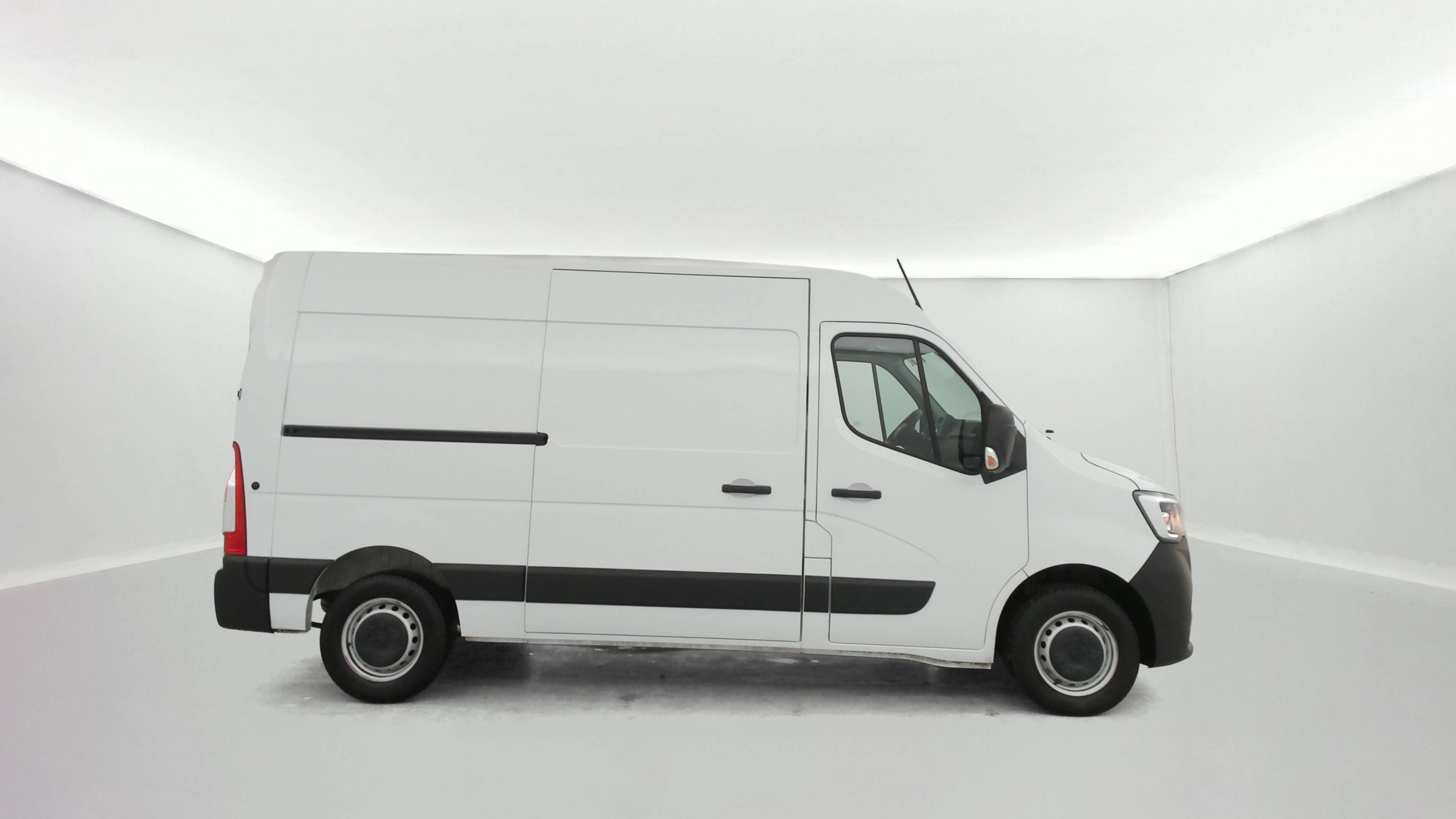 Vente en ligne Renault Master Fourgon MASTER FGN TRAC F3500 L2H2 BLUE DCI 135 au prix de 25 490 €