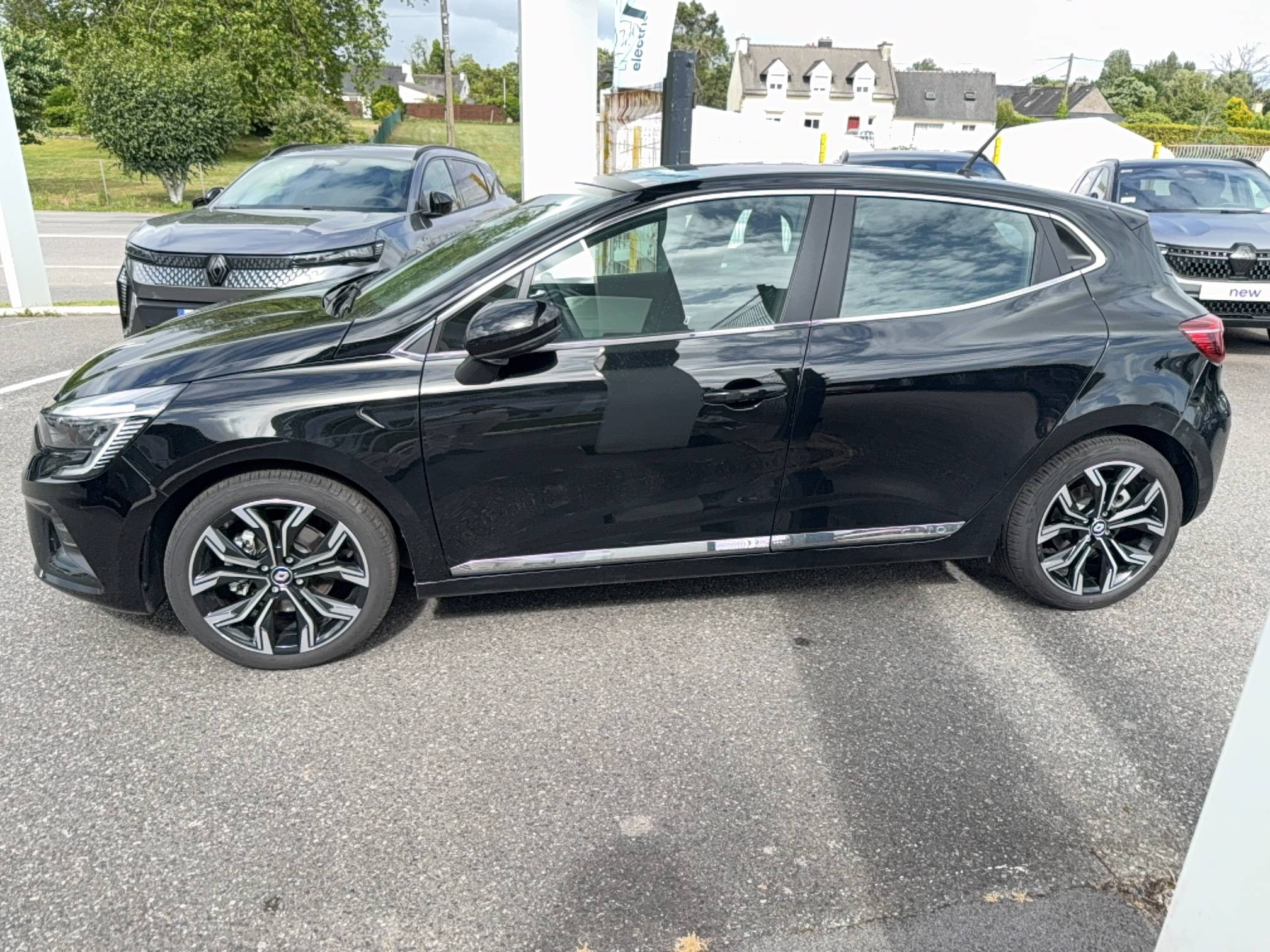 Vente en ligne Renault Clio 5 Clio E-Tech 140 - 21N au prix de 18 900 €