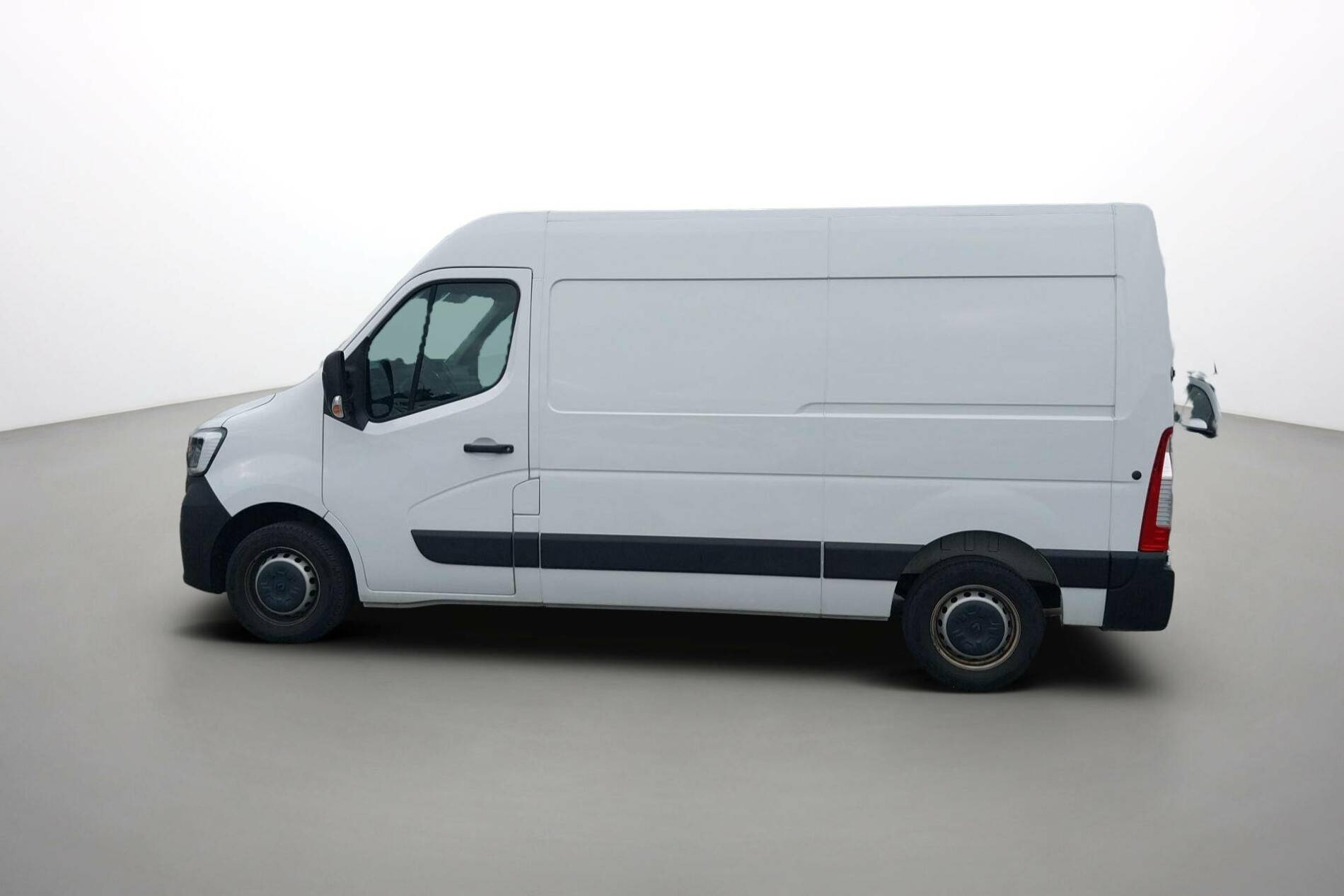 Vente en ligne Renault Master Fourgon MASTER FGN TRAC F3500 L2H2 BLUE DCI 135 au prix de 23 590 €