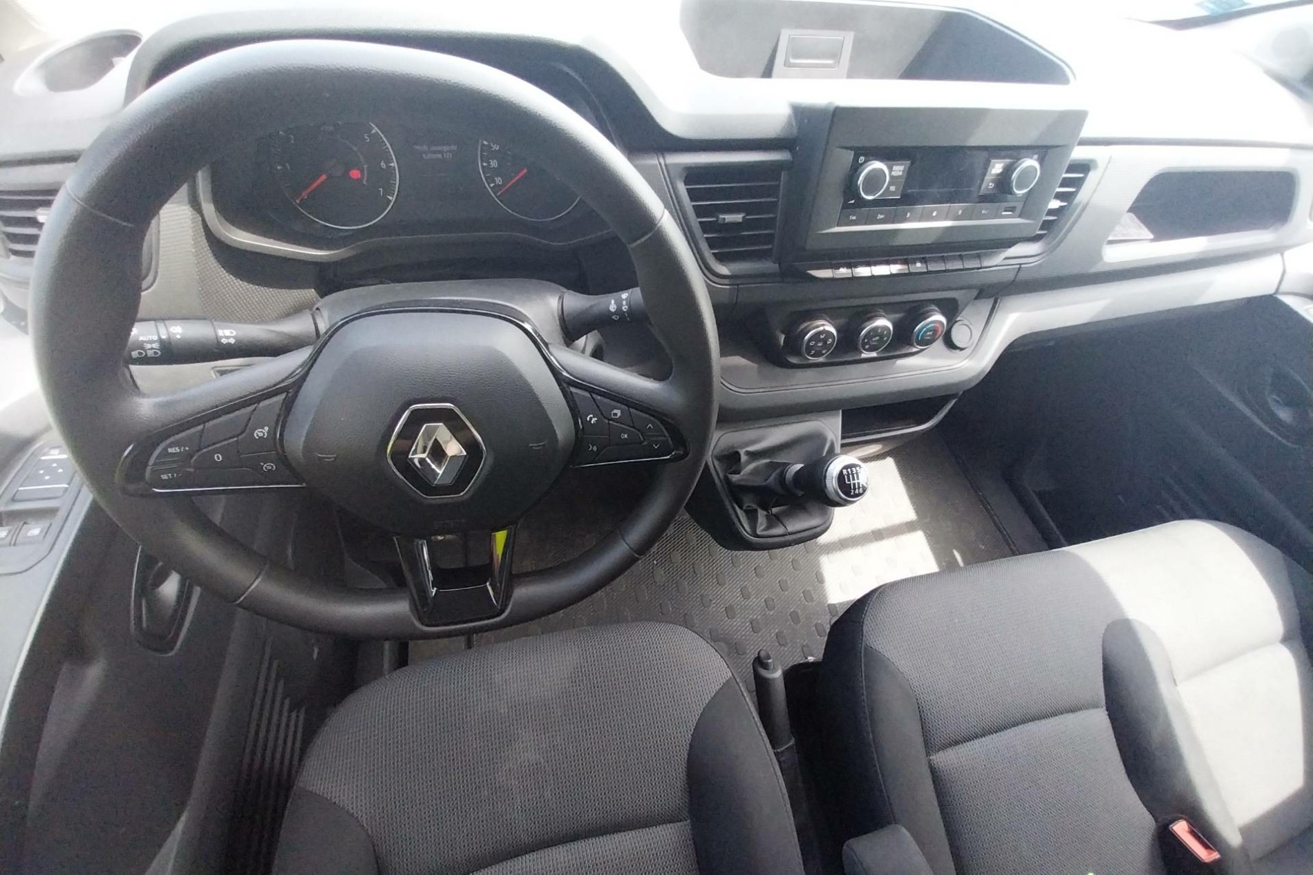 Vente en ligne Renault Trafic 3 Fourgon TRAFIC FGN L2H1 3000 KG BLUE DCI 130 au prix de 23 999 €