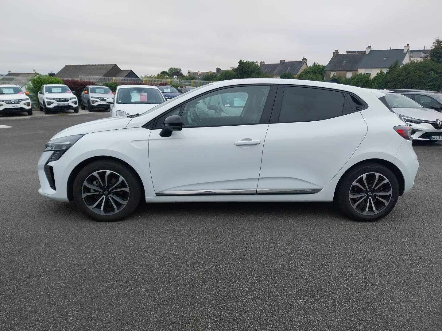 Vente en ligne Renault Clio 5 Clio E-Tech full hybrid 145 au prix de 17 990 €