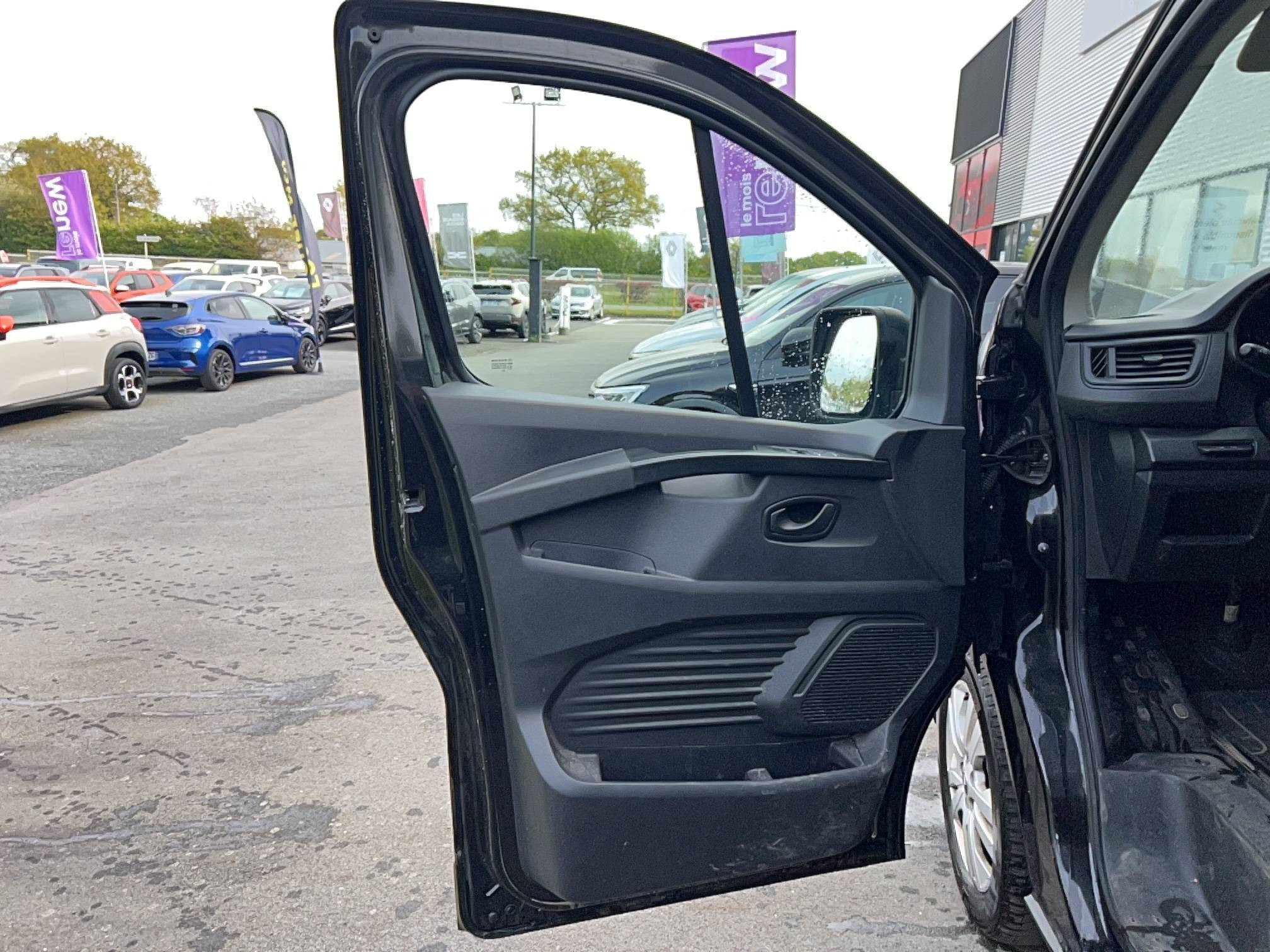 Vente en ligne Renault Trafic Cabine Approfondie TRAFIC CA L1H1 3000 KG BLUE DCI 150 EDC au prix de 23 990 €