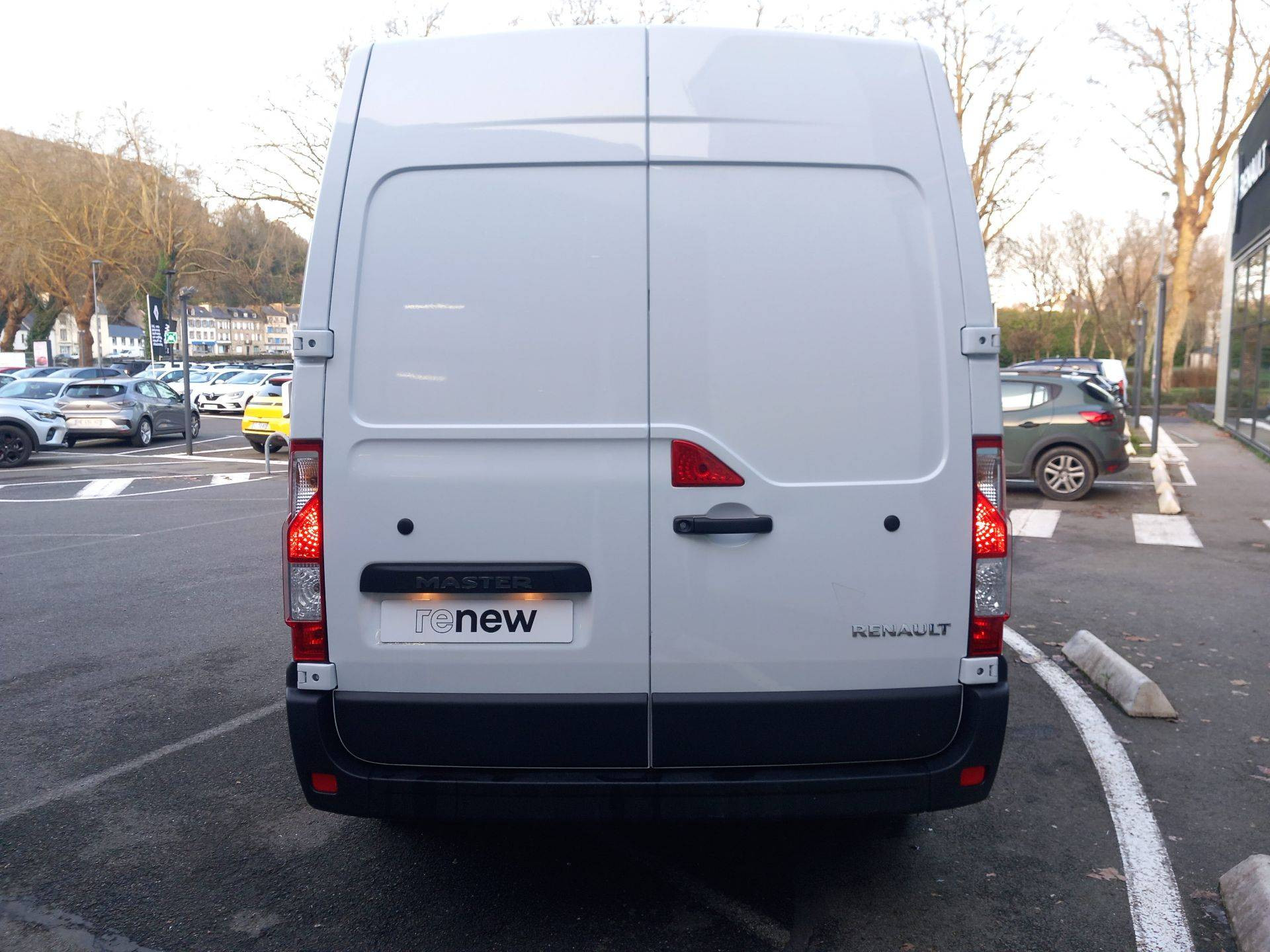 Vente en ligne Renault Master Fourgon MASTER FGN TRAC F3500 L2H2 BLUE DCI 135 au prix de 26 490 €
