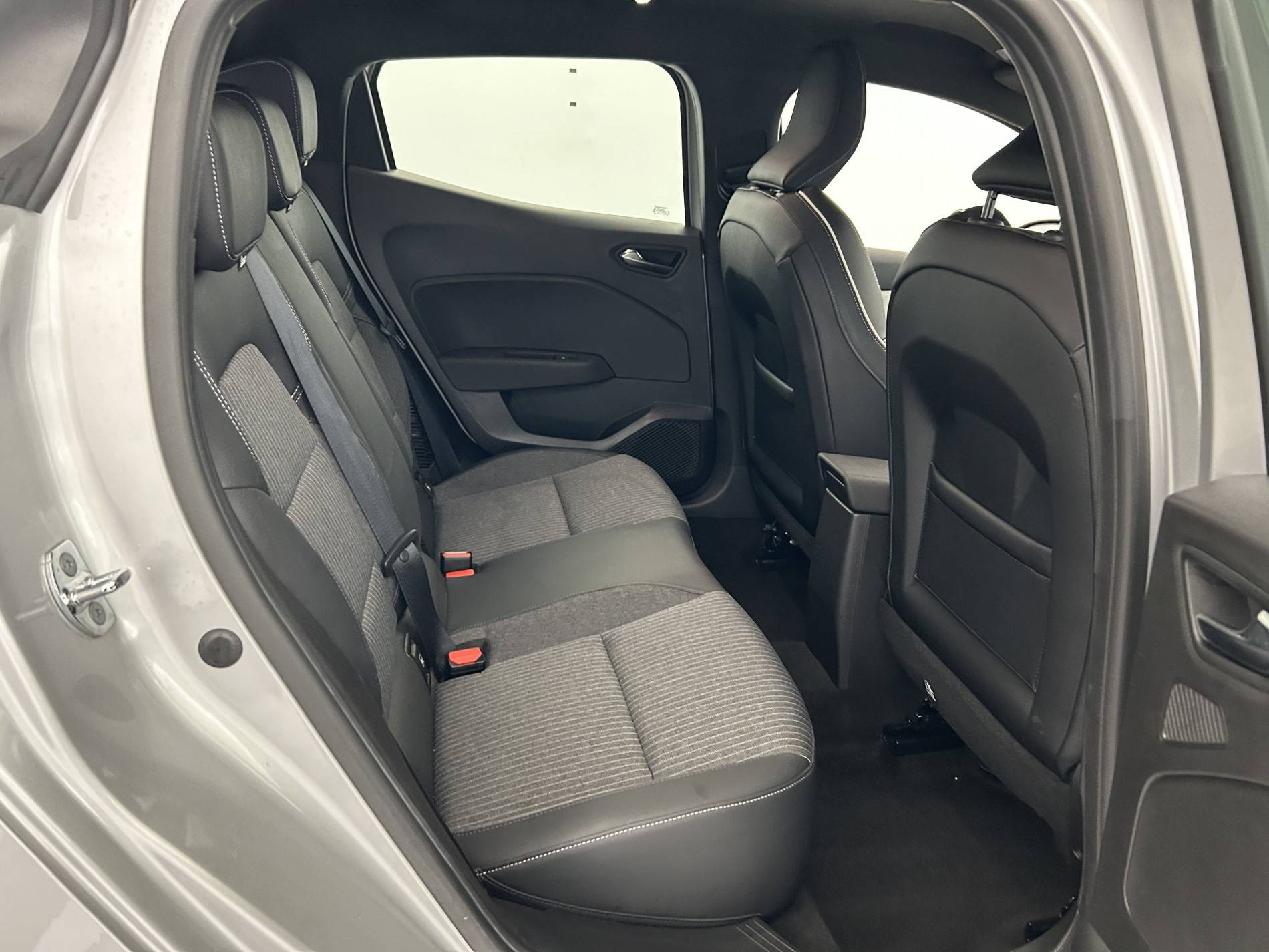 Vente en ligne Renault Clio 5 Clio E-Tech 140 - 21N au prix de 16 890 €
