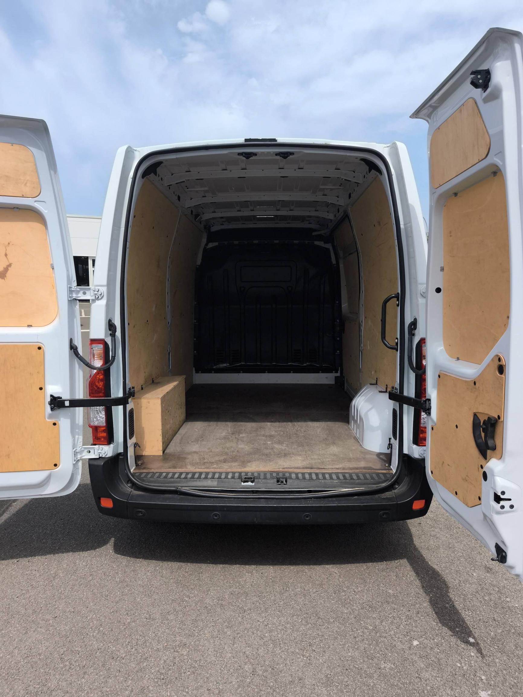 Vente en ligne Renault Master Fourgon MASTER FGN TRAC F3500 L2H2 BLUE DCI 135 au prix de 24 990 €