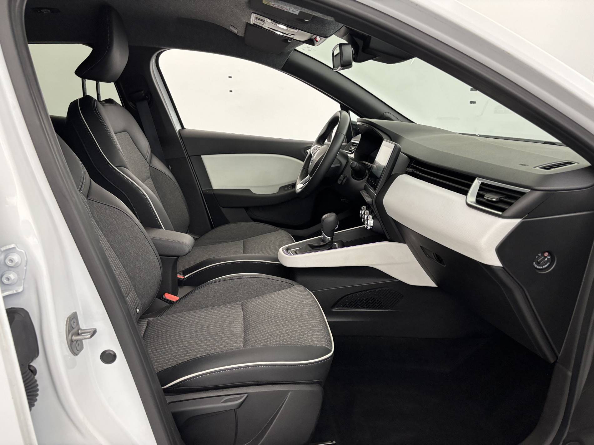 Vente en ligne Renault Clio 5 Clio E-Tech full hybrid 145 au prix de 15 890 €