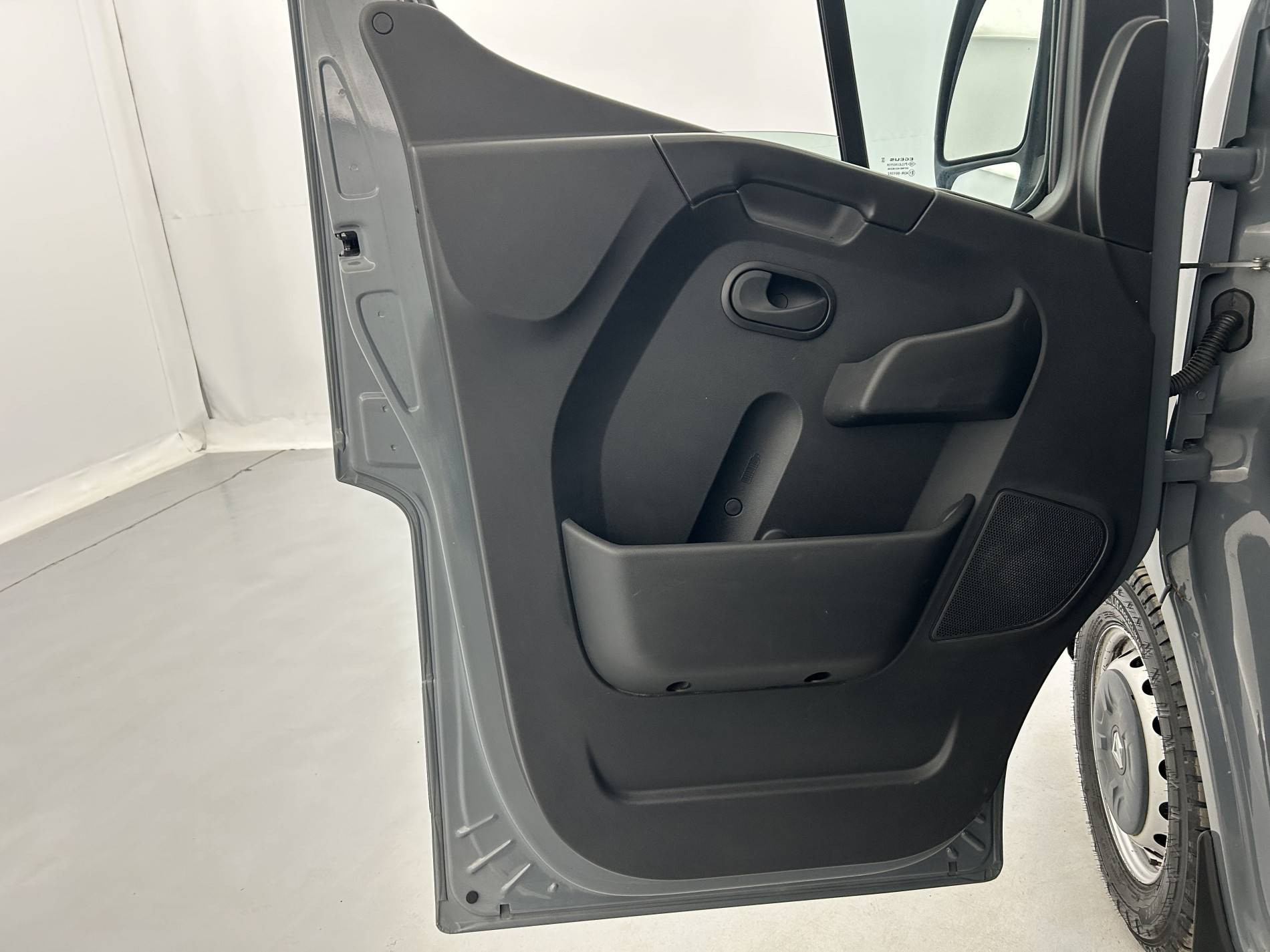 Vente en ligne Renault Master Fourgon MASTER FGN TRAC F3500 L2H2 DCI 135 au prix de 18 999 €