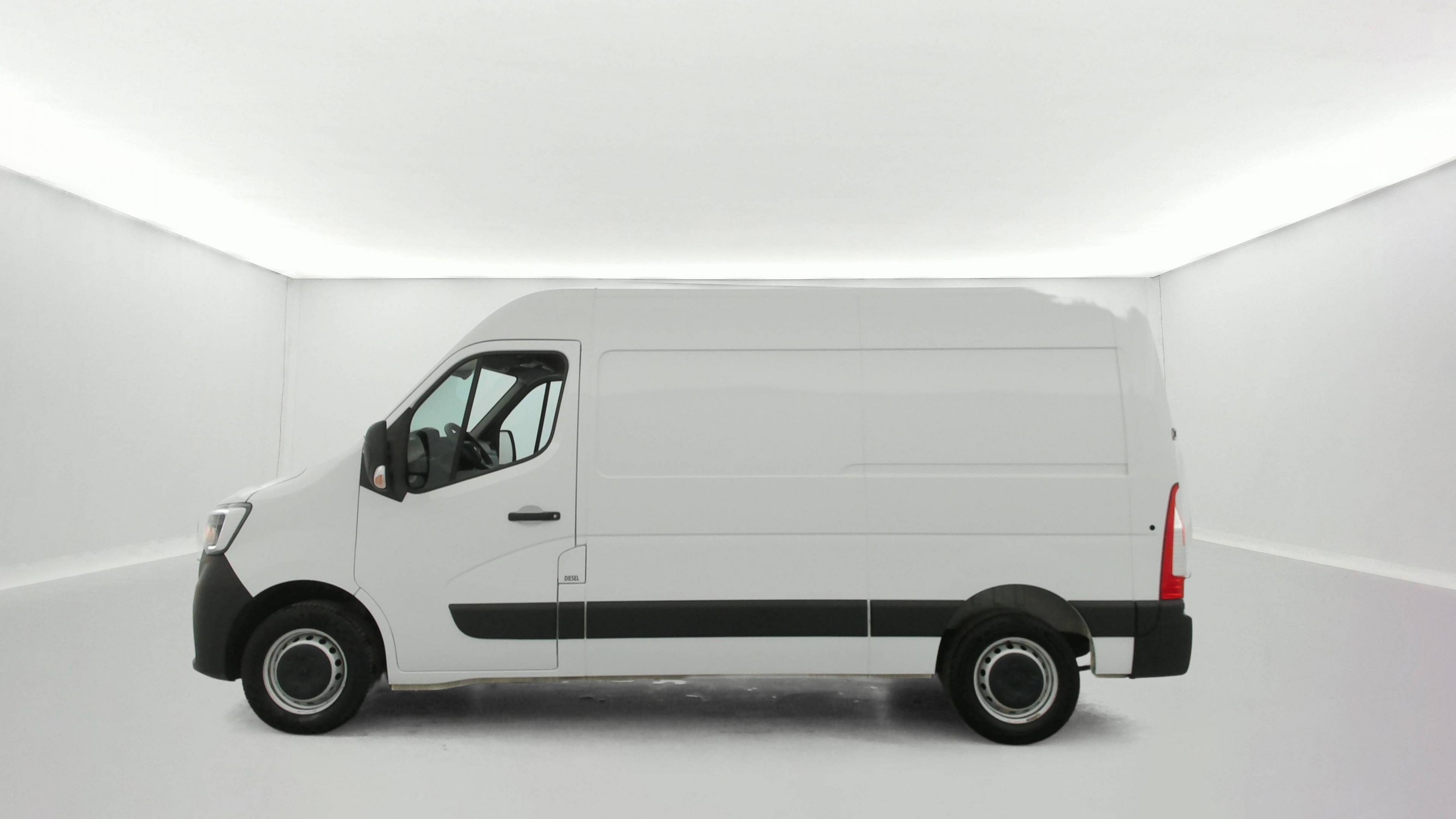 Vente en ligne Renault Master Fourgon MASTER FGN TRAC F3300 L2H2 BLUE DCI 135 au prix de 23 990 €