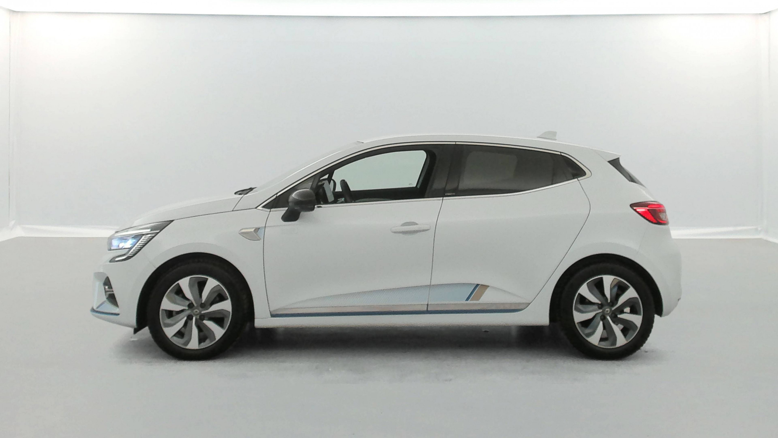 Vente en ligne Renault Clio 5 Clio E-Tech 140 au prix de 16 490 €