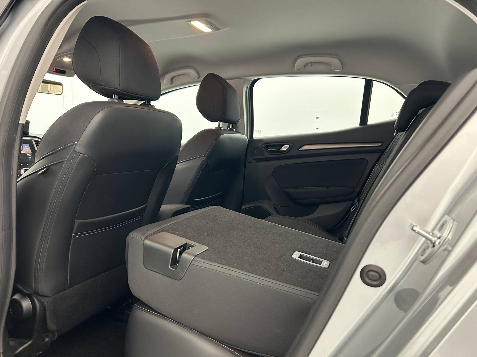 Vente en ligne Renault Megane 4  Blue dCi 115 EDC au prix de 13 990 €