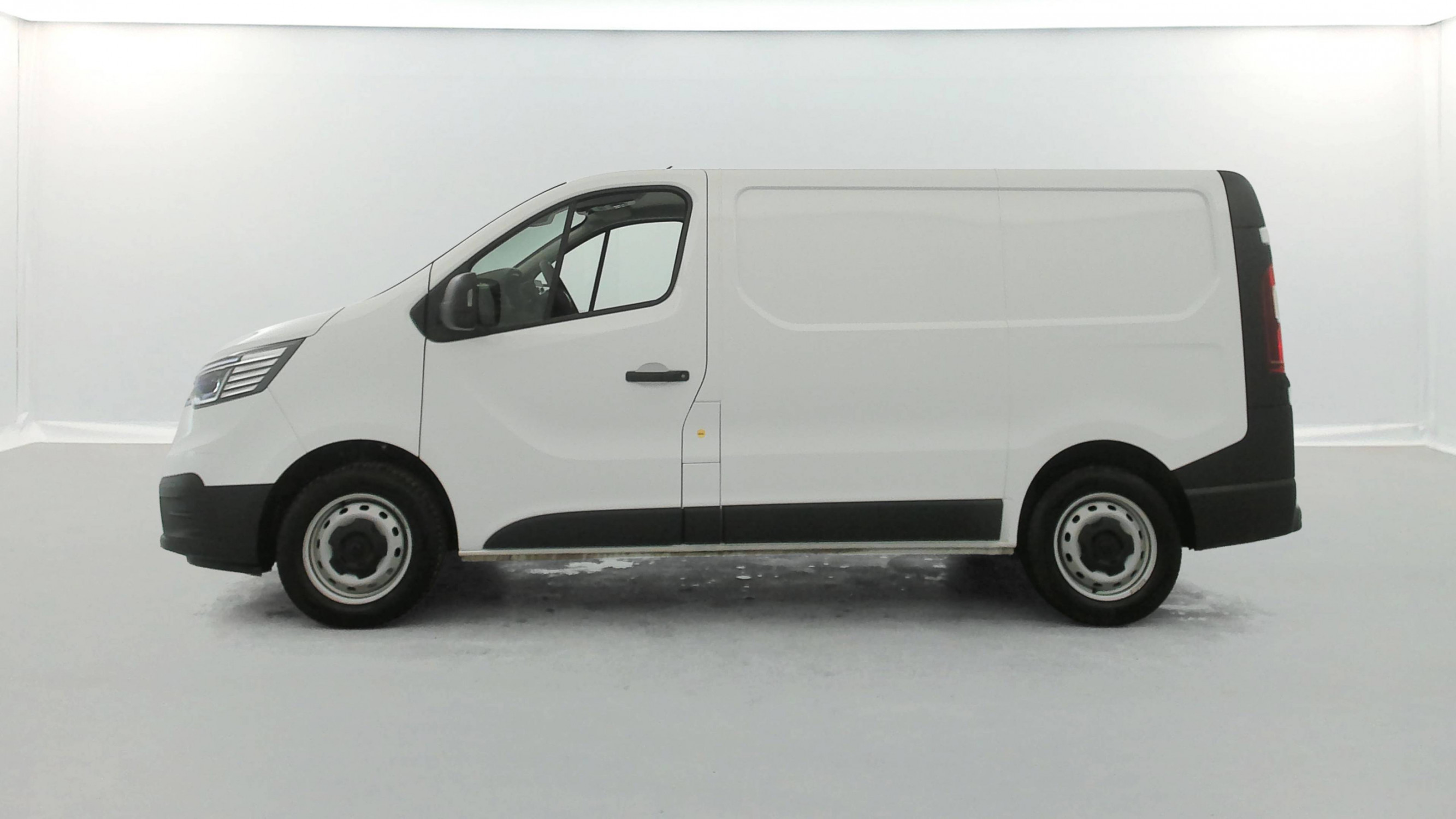 Vente en ligne Renault Trafic 3 Fourgon TRAFIC FGN L1H1 3000 KG BLUE DCI 130 au prix de 24 360 €