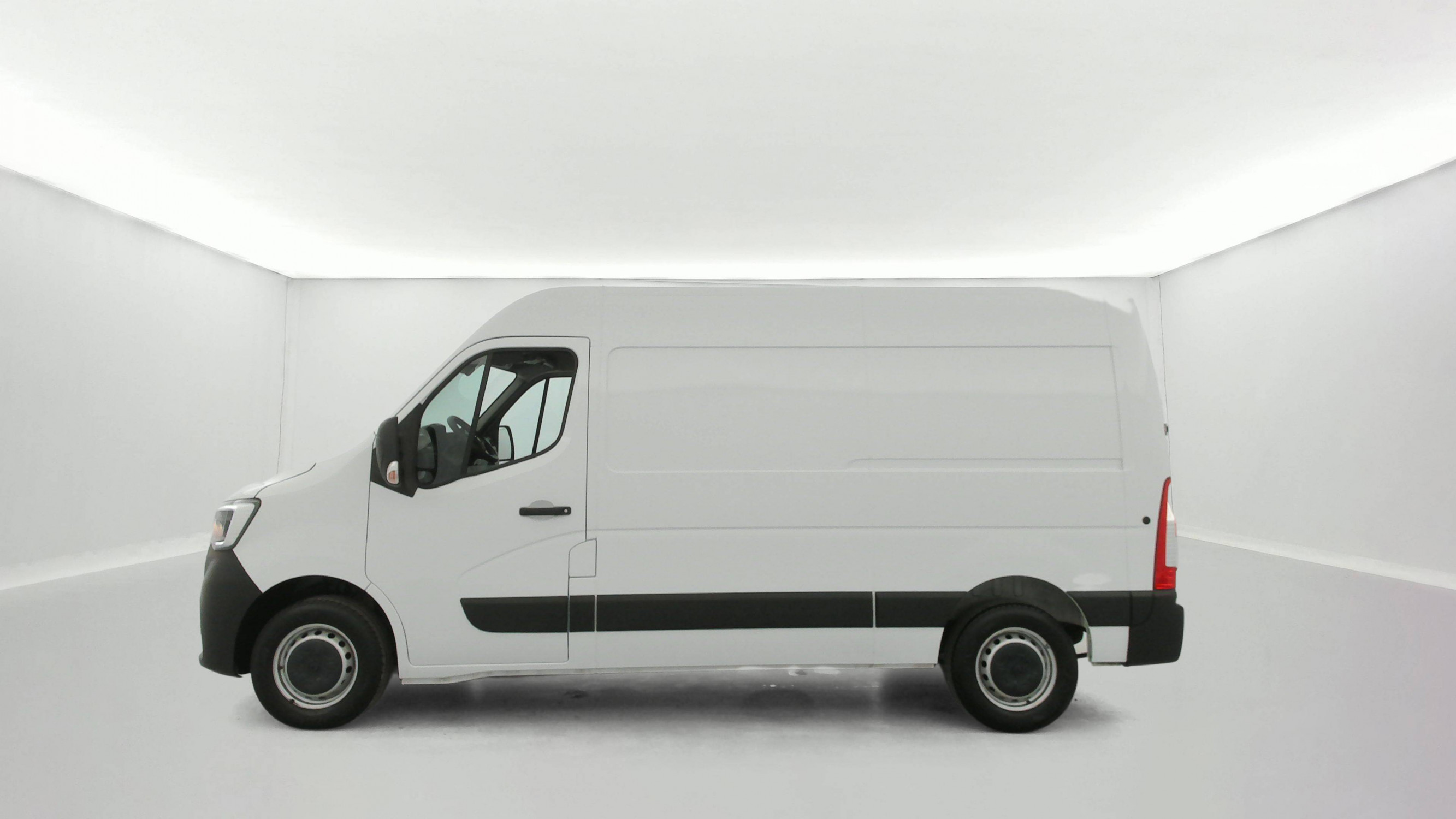 Vente en ligne Renault Master Fourgon MASTER FGN TRAC F3500 L2H2 BLUE DCI 135 au prix de 26 990 €