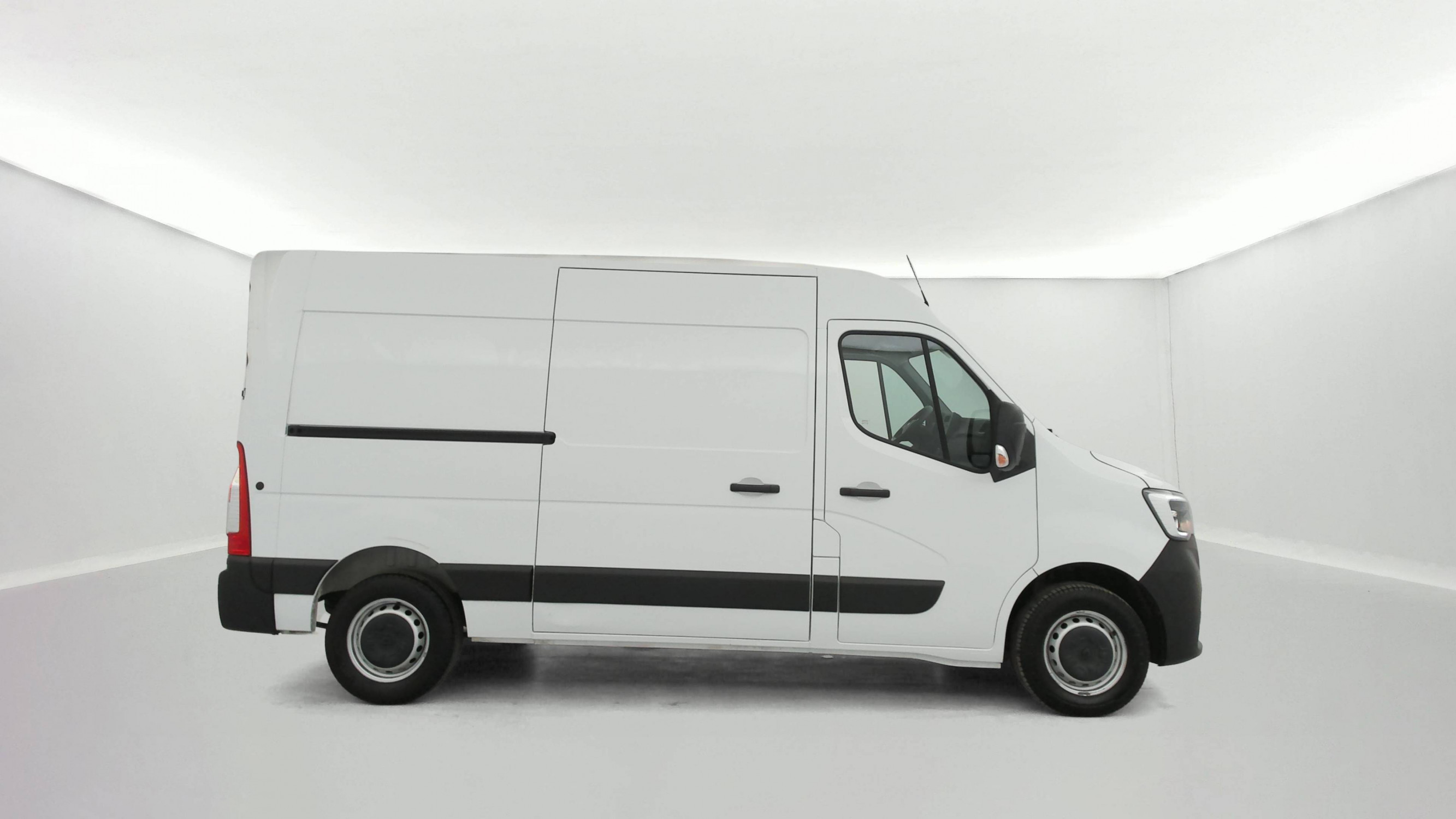Vente en ligne Renault Master Fourgon MASTER FGN TRAC F3500 L2H2 BLUE DCI 135 au prix de 24 590 €