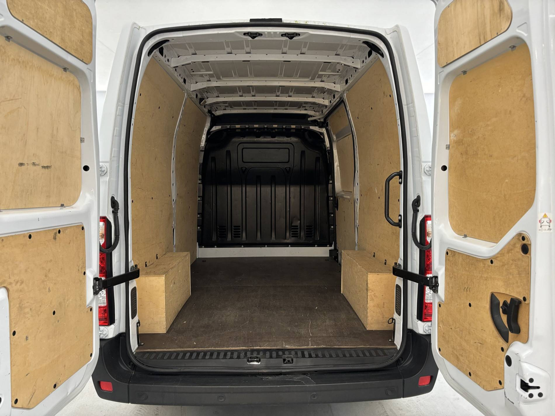 Vente en ligne Renault Master Fourgon MASTER FGN TRAC F3500 L2H2 BLUE DCI 135 au prix de 24 990 €