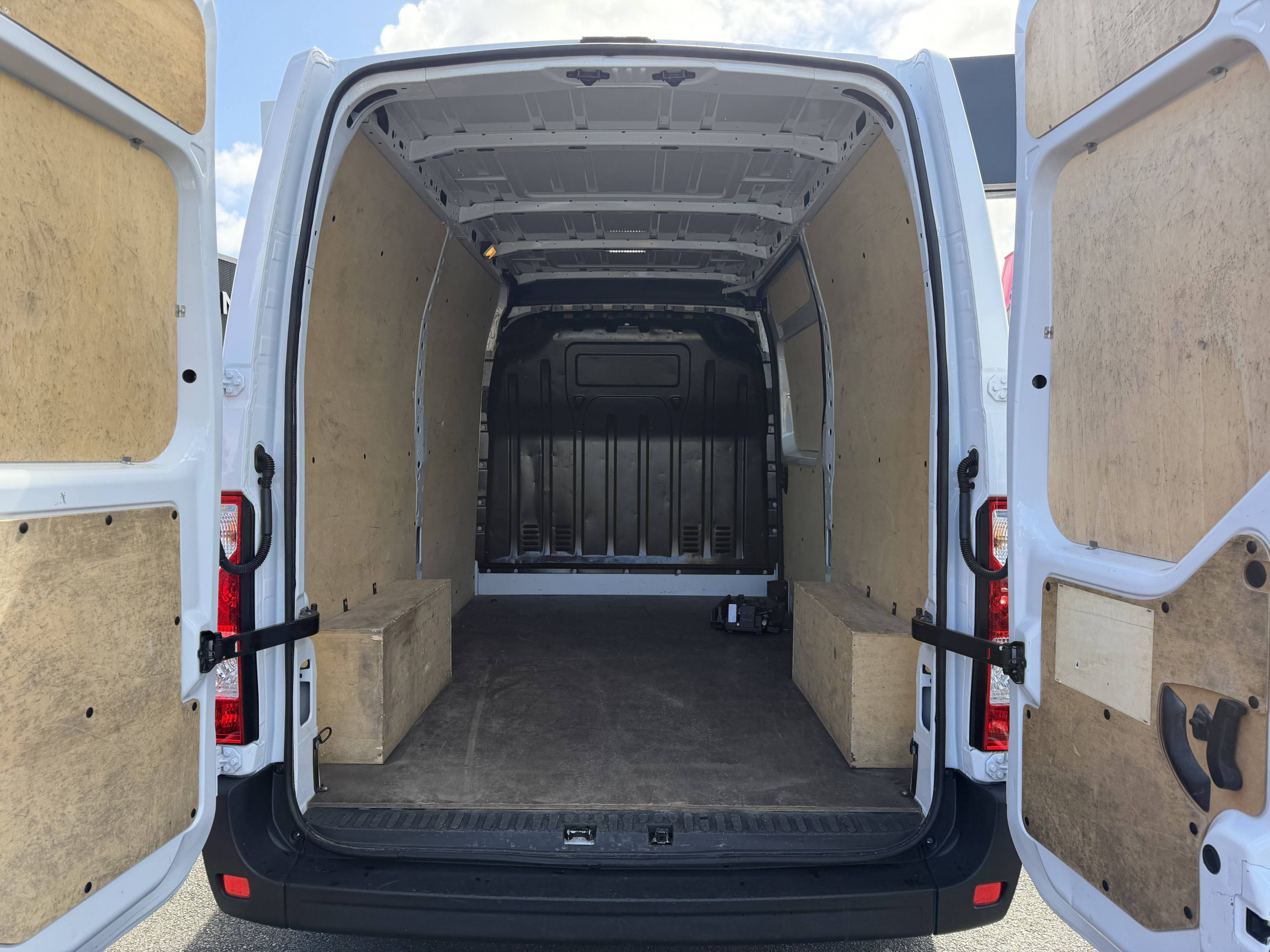 Vente en ligne Renault Master Fourgon MASTER FGN TRAC F3500 L2H2 BLUE DCI 135 au prix de 25 990 €
