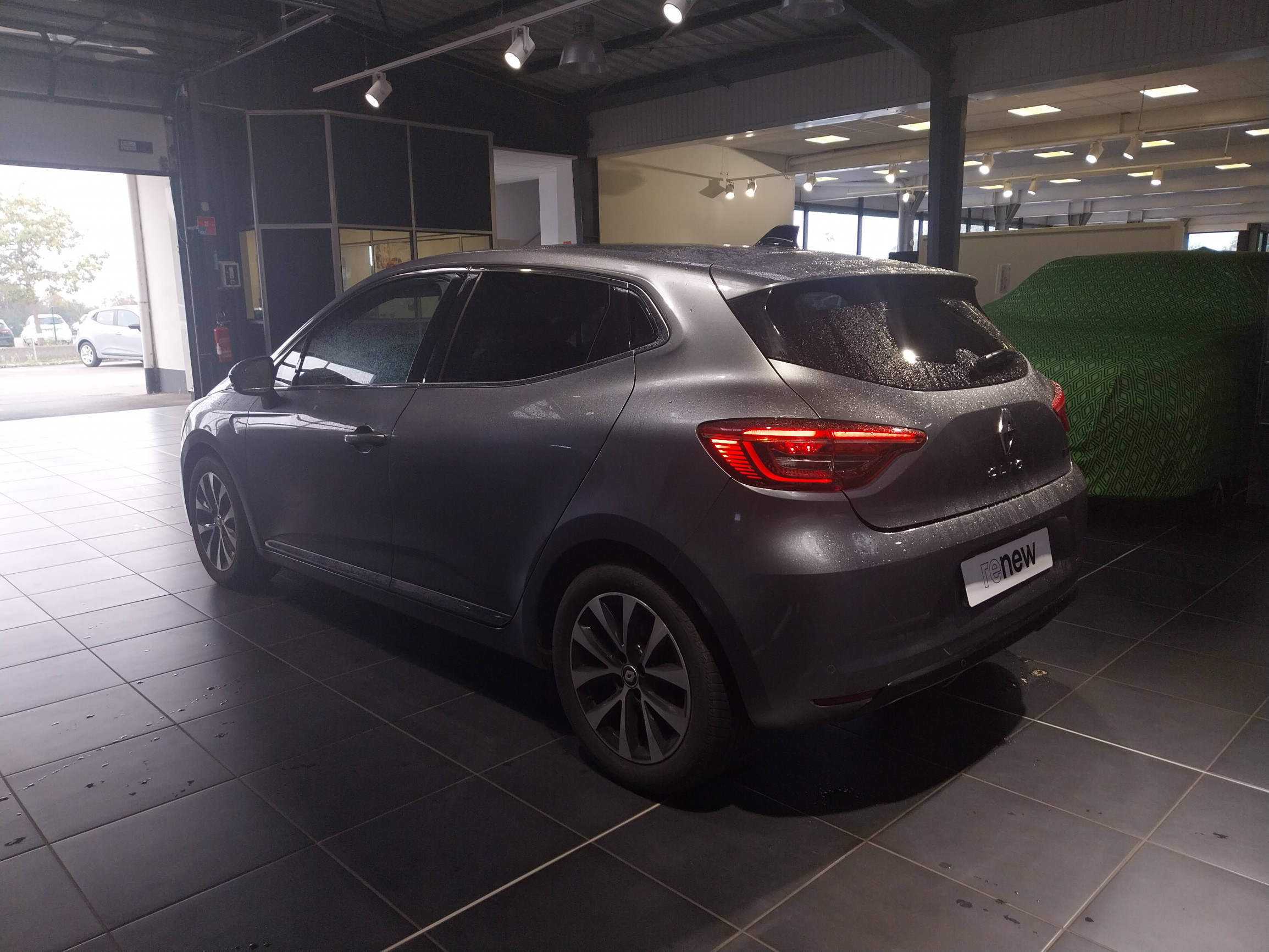 Vente en ligne Renault Clio 5 Clio E-Tech full hybrid 145 au prix de 17 990 €