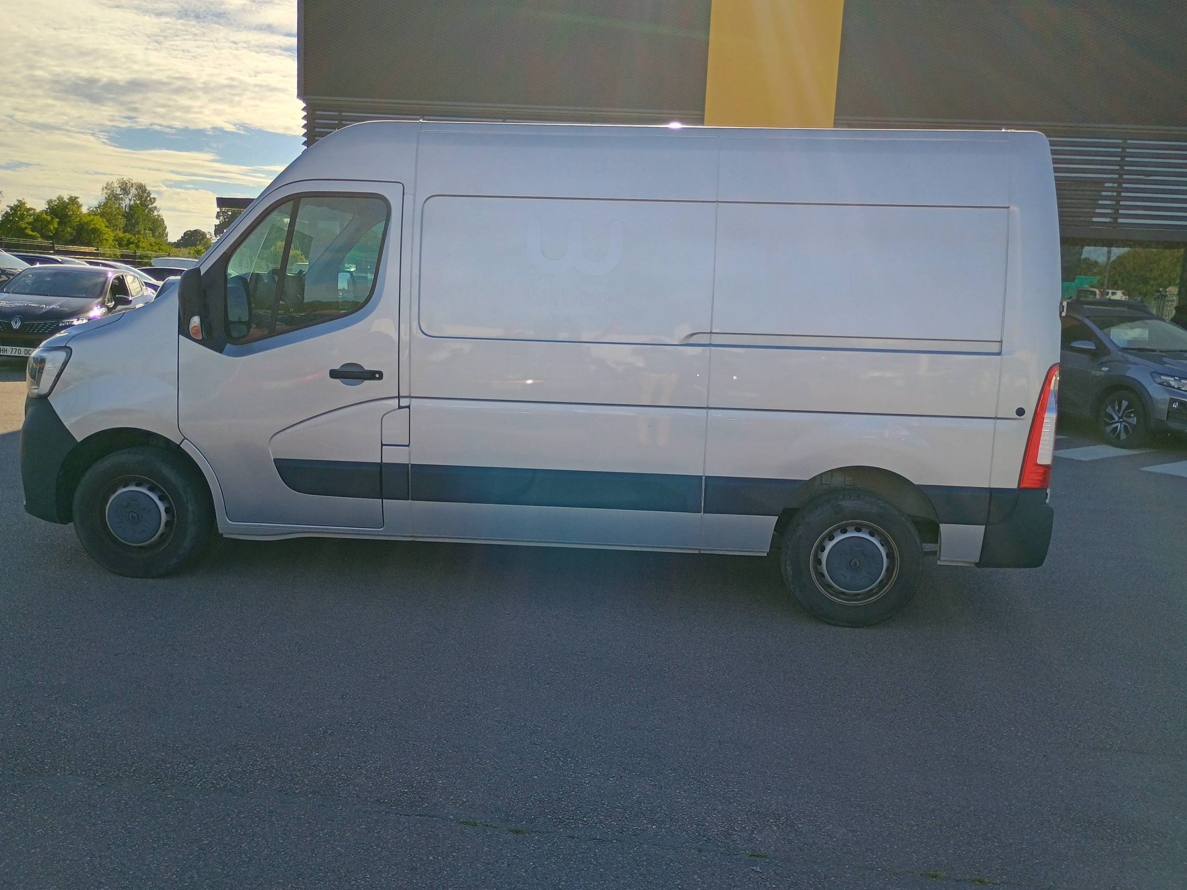 Vente en ligne Renault Master Fourgon MASTER FGN TRAC F3500 L2H2 BLUE DCI 180 au prix de 27 991 €