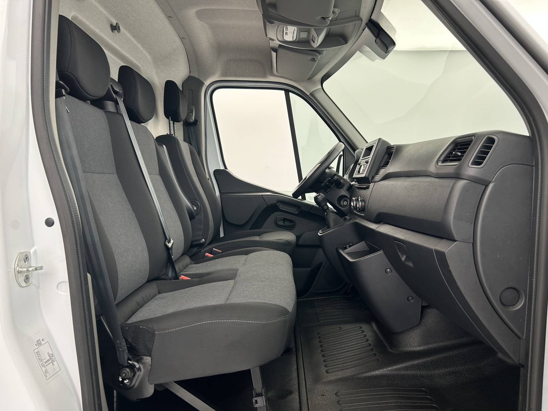 Vente en ligne Renault Master Fourgon MASTER FGN TRAC F3500 L3H3 BLUE DCI 135 au prix de 29 990 €