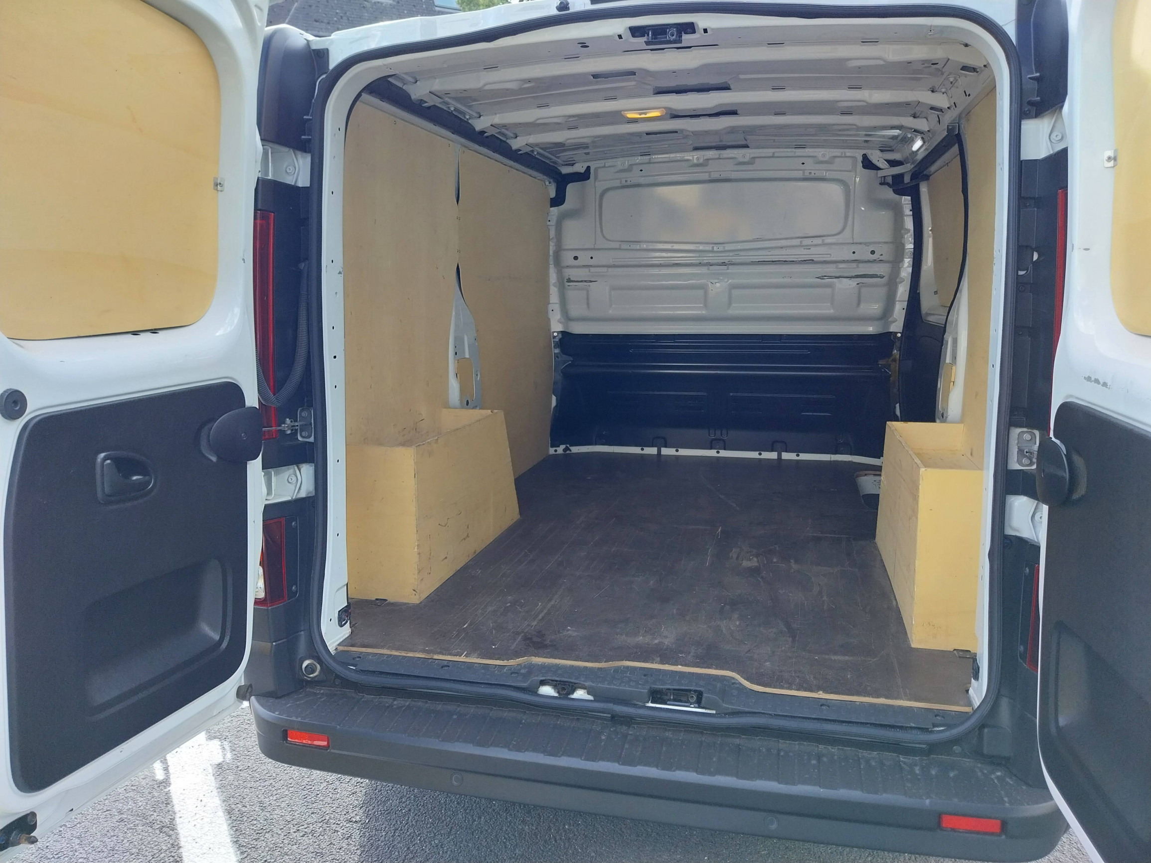 Vente en ligne Renault Trafic 3 Fourgon TRAFIC FG BLUE DCI 130 L1H1 3T GSR2 au prix de 22 990 €
