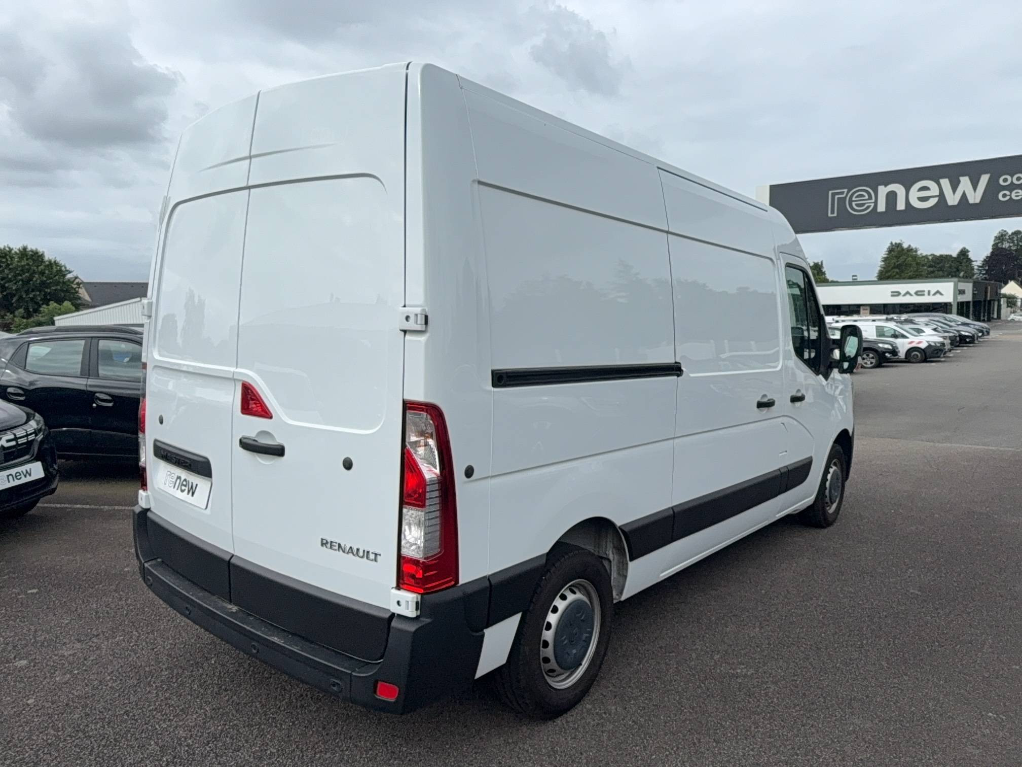 Vente en ligne Renault Master Fourgon MASTER FGN TRAC F3500 L2H2 BLUE DCI 135 au prix de 25 490 €