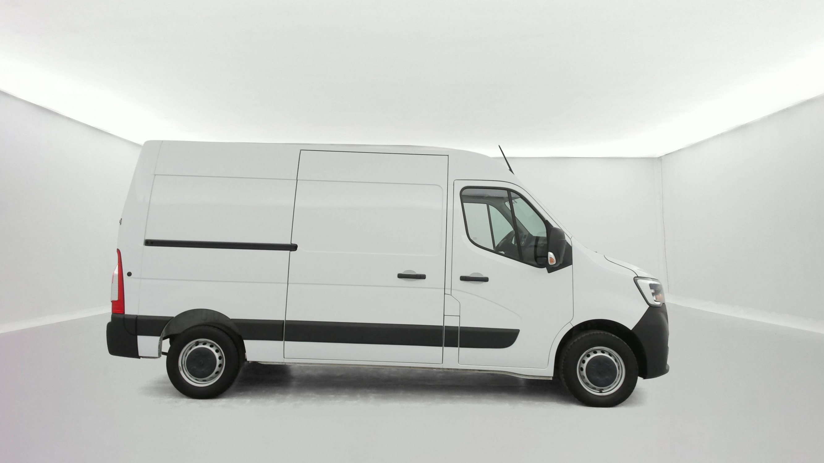 Vente en ligne Renault Master Fourgon MASTER FGN TRAC F3500 L2H2 BLUE DCI 135 au prix de 25 490 €