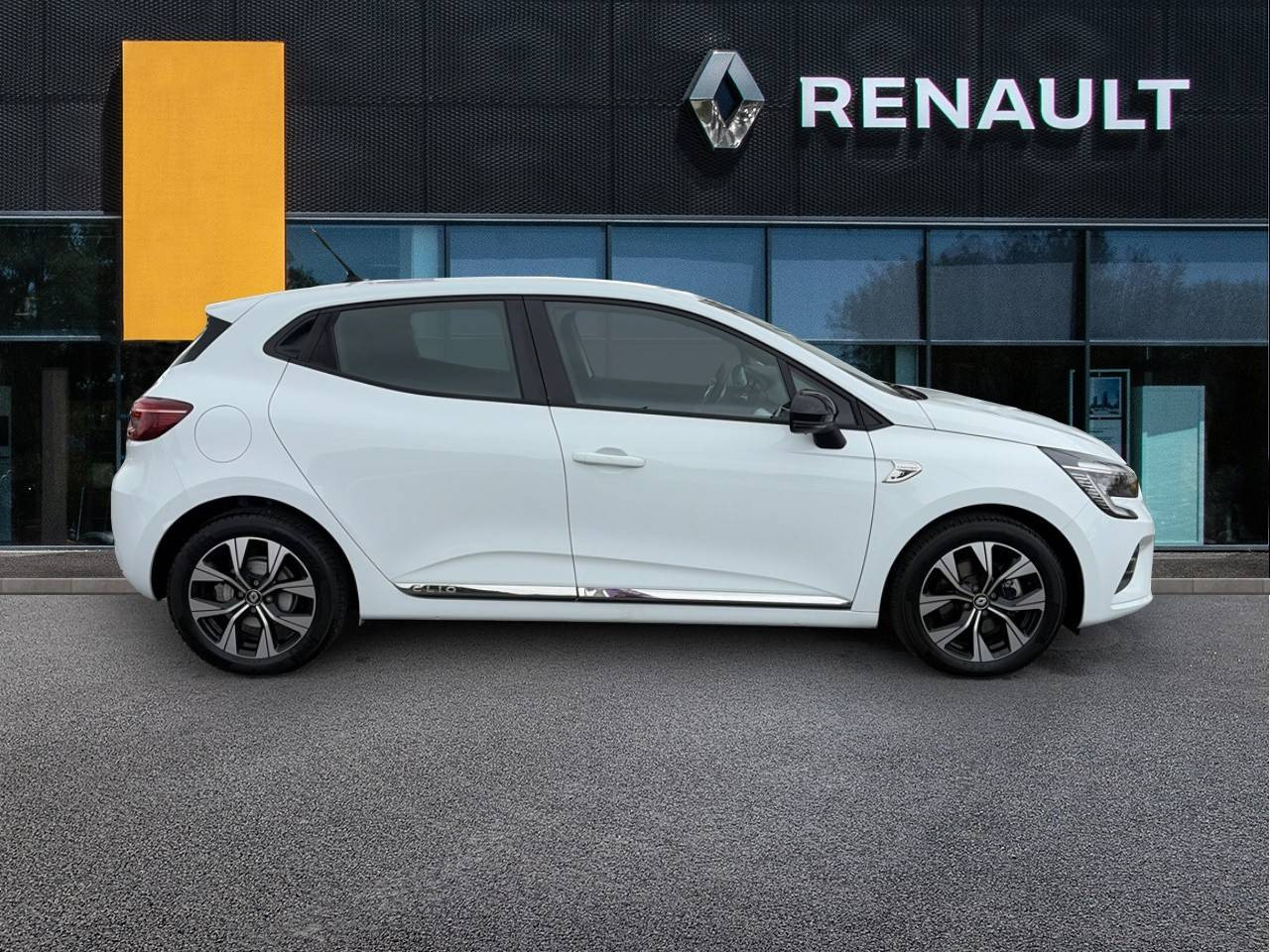 Vente en ligne Renault Clio 5 Clio E-Tech 140 - 21N au prix de 15 490 €