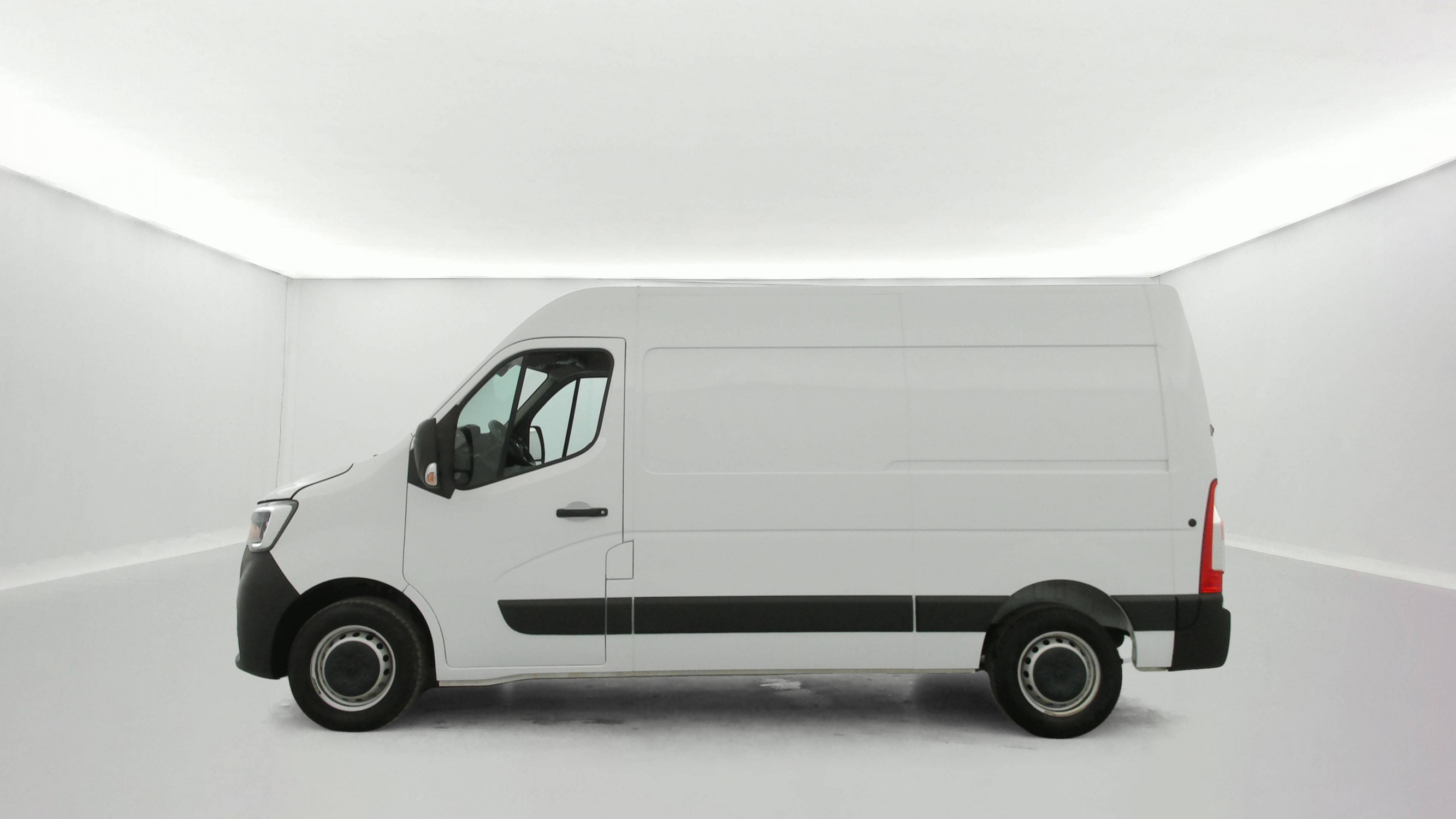 Vente en ligne Renault Master Fourgon MASTER FGN TRAC F3500 L2H2 BLUE DCI 135 au prix de 26 999 €