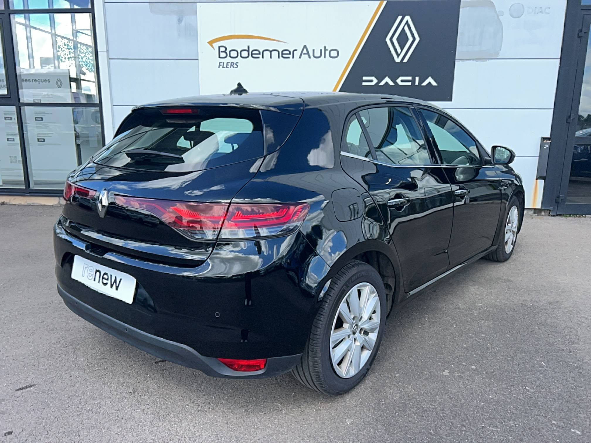 Vente en ligne Renault Megane 4 Mégane IV Berline Blue dCi 115 EDC au prix de 15 990 €