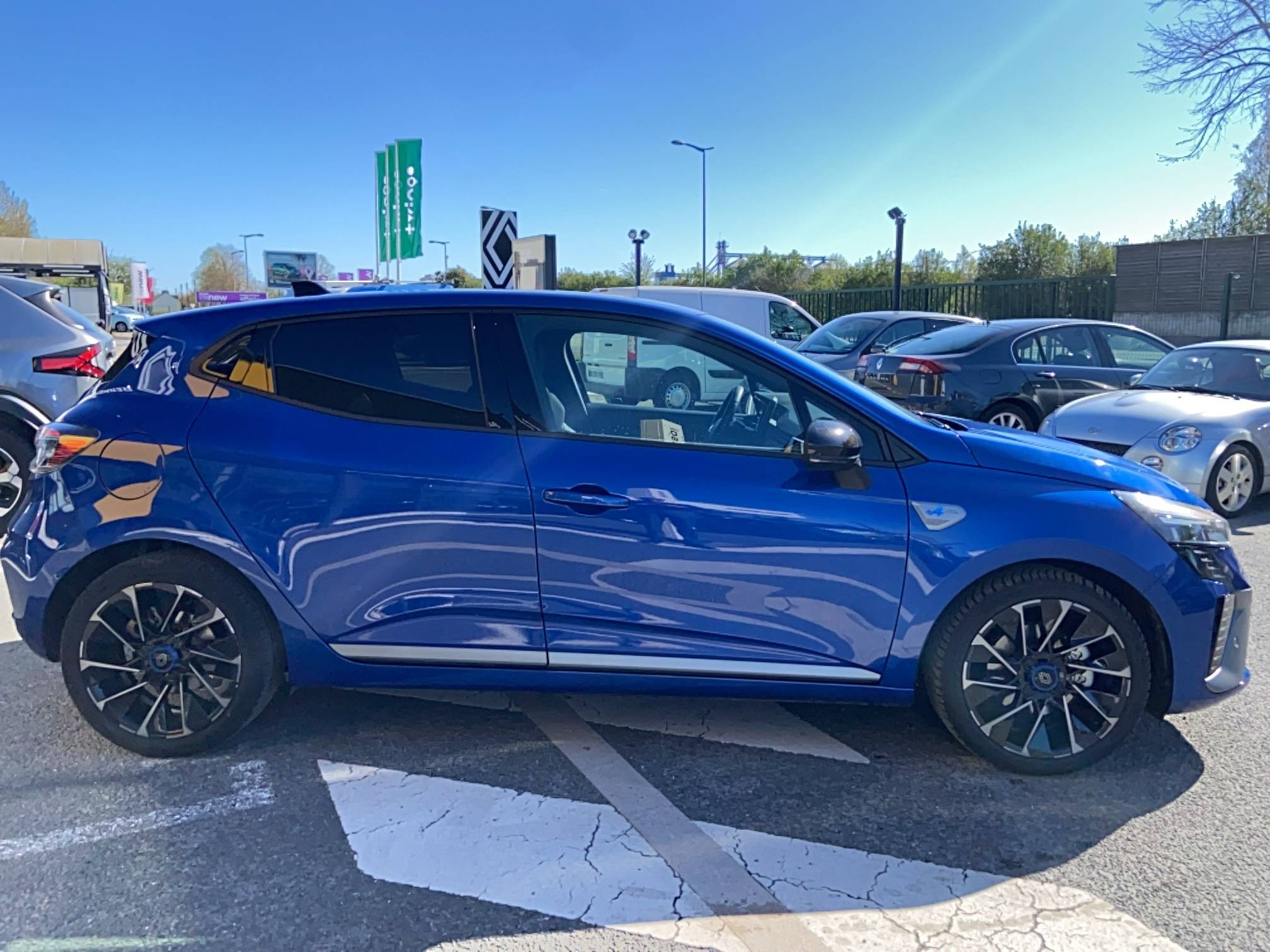 Vente en ligne Renault Clio 5 Clio E-Tech full hybrid 145 au prix de 20 490 €