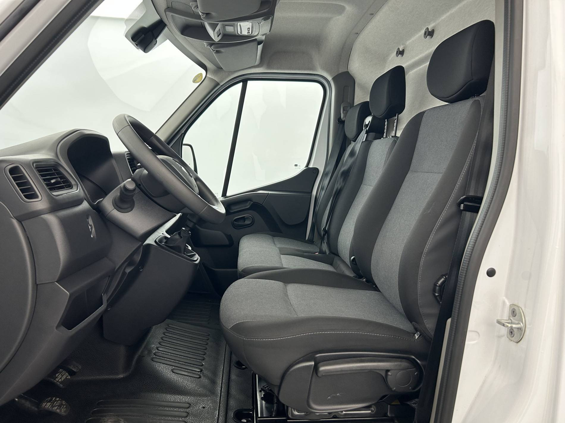 Vente en ligne Renault Master Fourgon MASTER FGN TRAC F3500 L2H2 BLUE DCI 135 au prix de 27 990 €