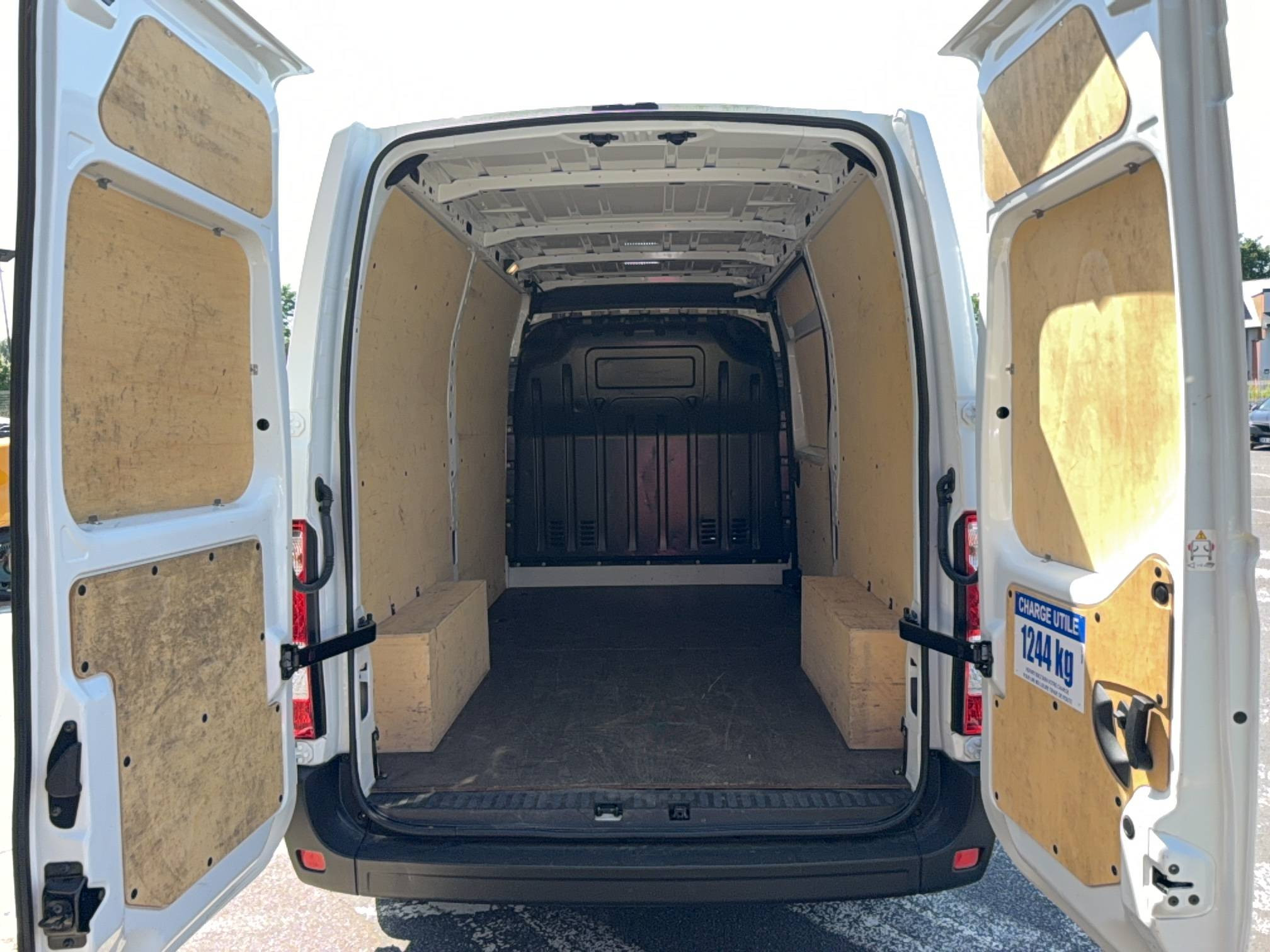 Vente en ligne Renault Master Fourgon MASTER FGN TRAC F3500 L2H2 BLUE DCI 135 au prix de 26 790 €