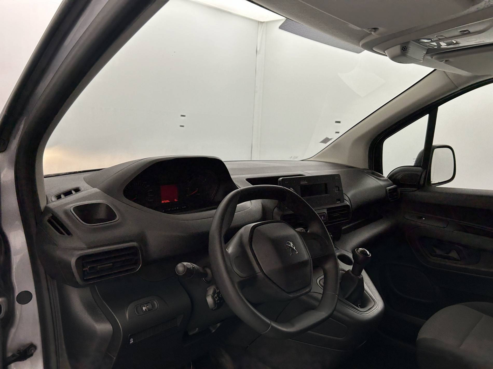Vente en ligne Peugeot Partner Fourgon  STANDARD 650 KG BLUEHDI 100 S&S BVM5 au prix de 11 790 €