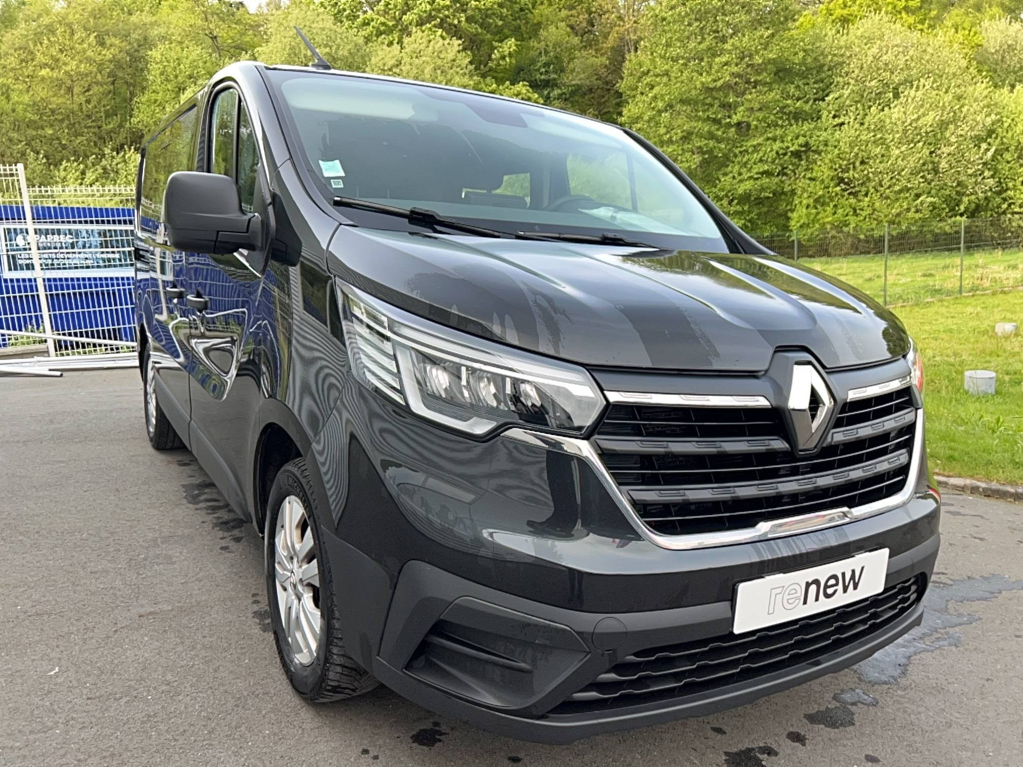 Vente en ligne Renault Trafic Cabine Approfondie TRAFIC CA L1H1 3000 KG BLUE DCI 150 EDC au prix de 23 990 €