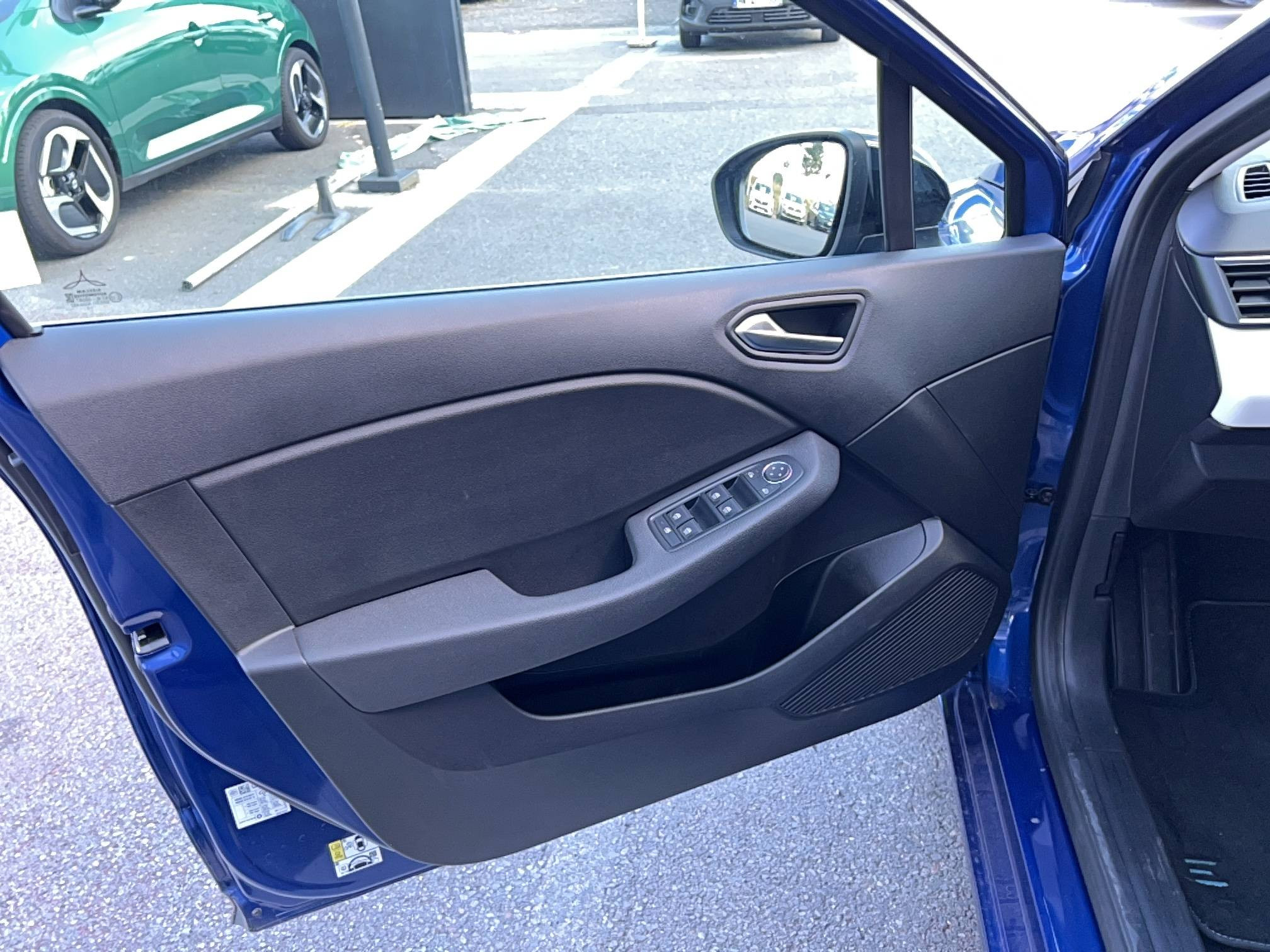 Vente en ligne Renault Clio 5 Clio E-Tech full hybrid 145 au prix de 16 990 €