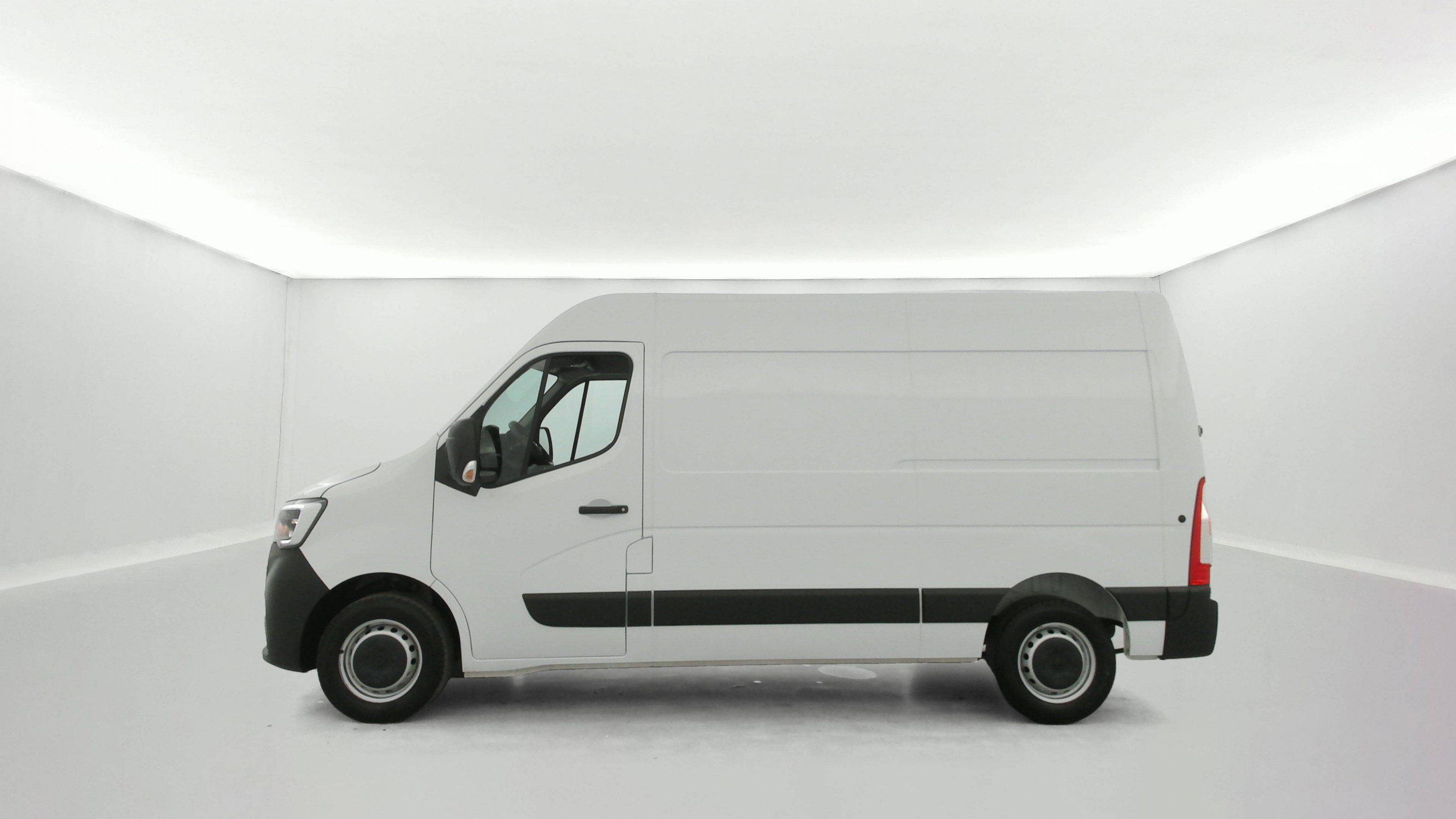 Vente en ligne Renault Master Fourgon MASTER CA TRAC F3500 L2H2 BLUE DCI 135 au prix de 26 490 €