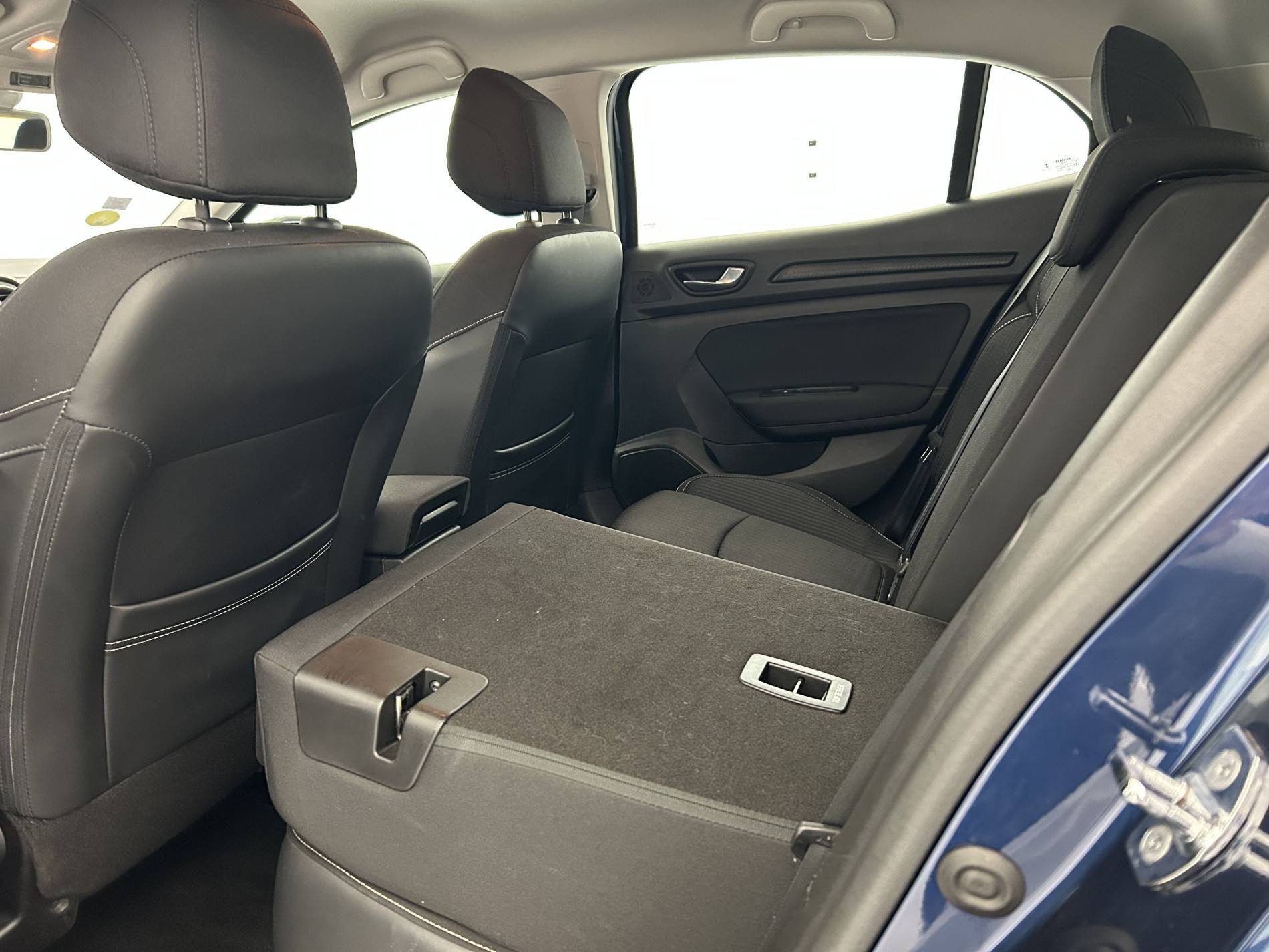 Vente en ligne Renault Megane 4 Mégane IV Berline Blue dCi 115 EDC au prix de 16 400 €