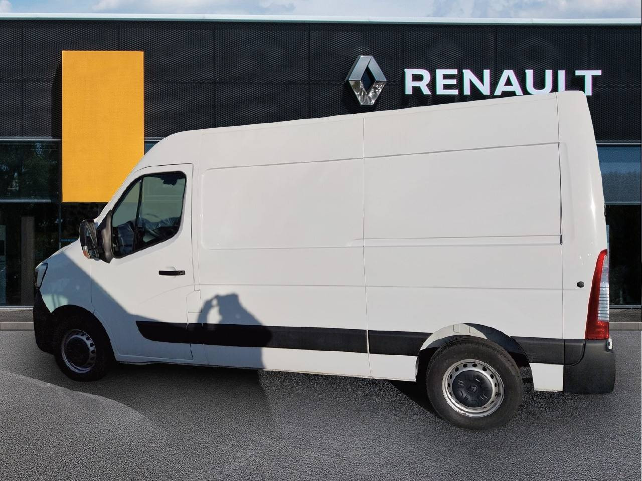 Vente en ligne Renault Master Fourgon MASTER FGN TRAC F3500 L2H2 BLUE DCI 135 au prix de 25 890 €
