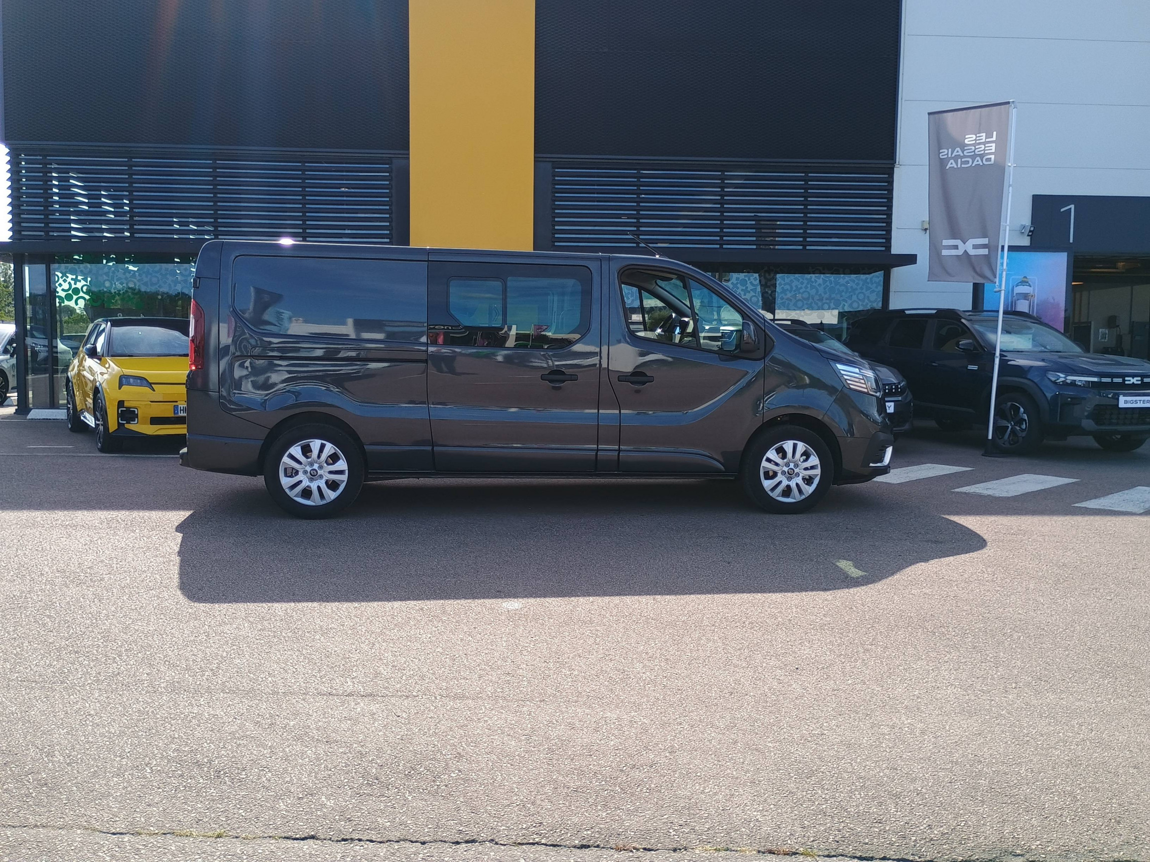 Vente en ligne Renault Trafic Cabine Approfondie TRAFIC CA L2H1 3T BLUE DCI 170 AUTO au prix de 37 991 €