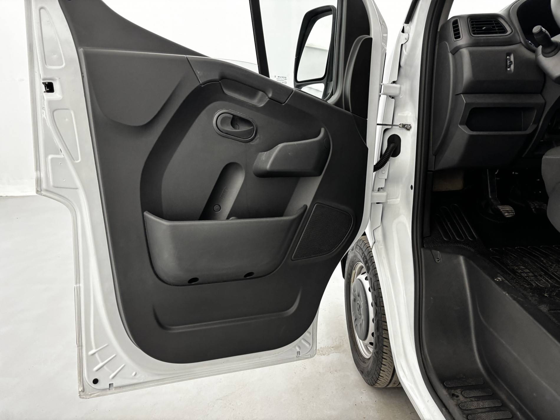 Vente en ligne Renault Master Fourgon MASTER FGN TRAC F3500 L2H2 BLUE DCI 135 au prix de 23 590 €