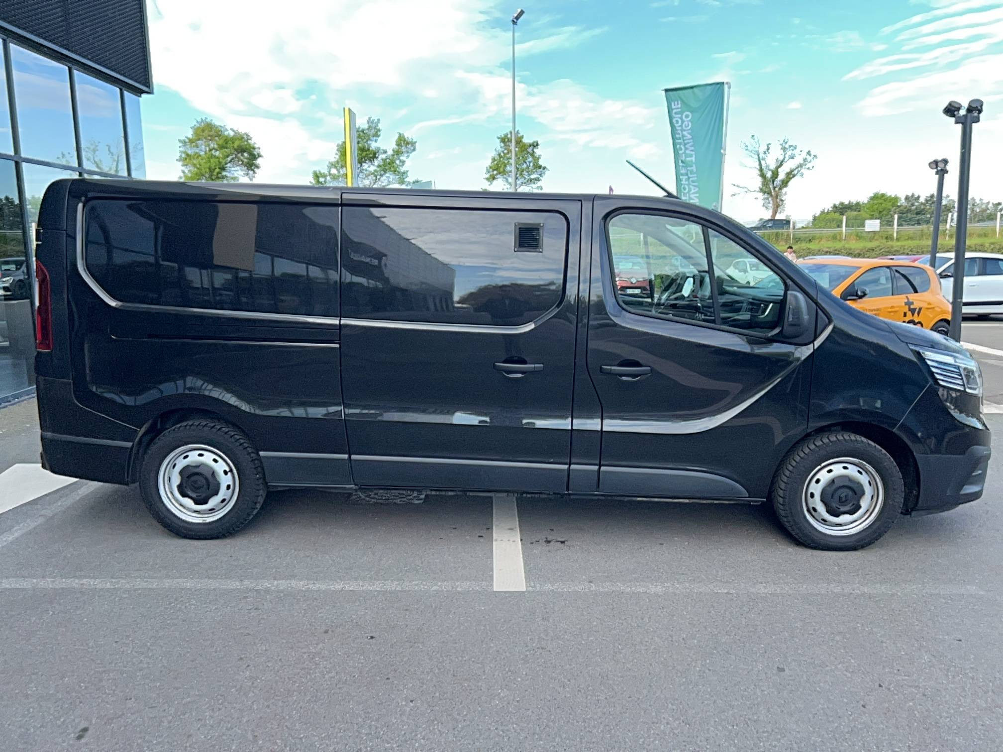 Vente en ligne Renault Trafic 3 Fourgon TRAFIC FGN L2H1 3000 KG BLUE DCI 130 au prix de 17 990 €