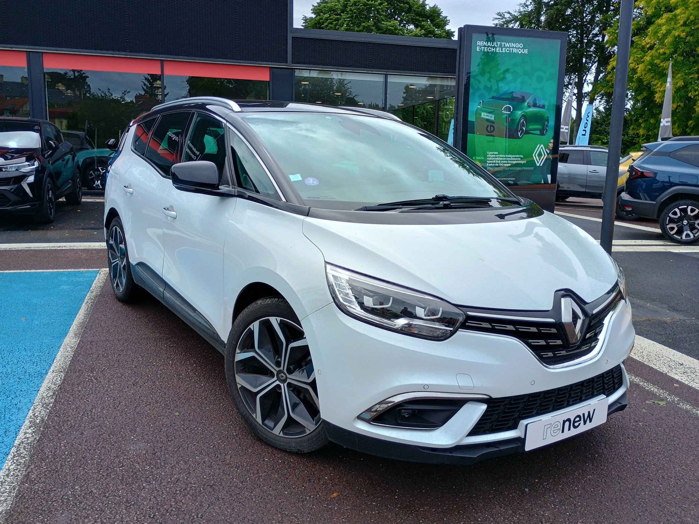 Vente en ligne Renault Grand Scenic 4 Grand Scenic TCe 140 EDC au prix de 22 590 €