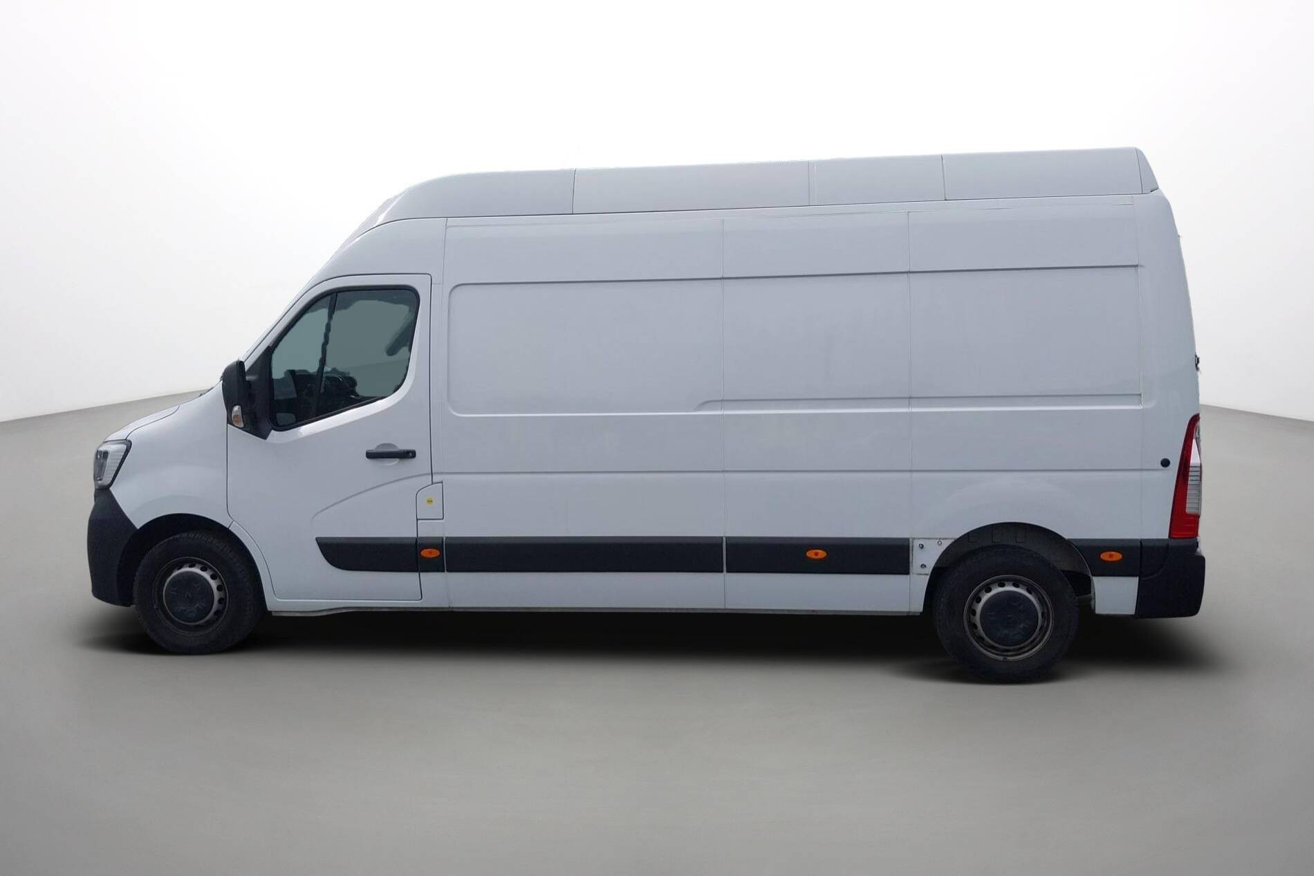 Vente en ligne Renault Master Fourgon MASTER FGN TRAC F3500 L3H3 BLUE DCI 135 au prix de 25 490 €