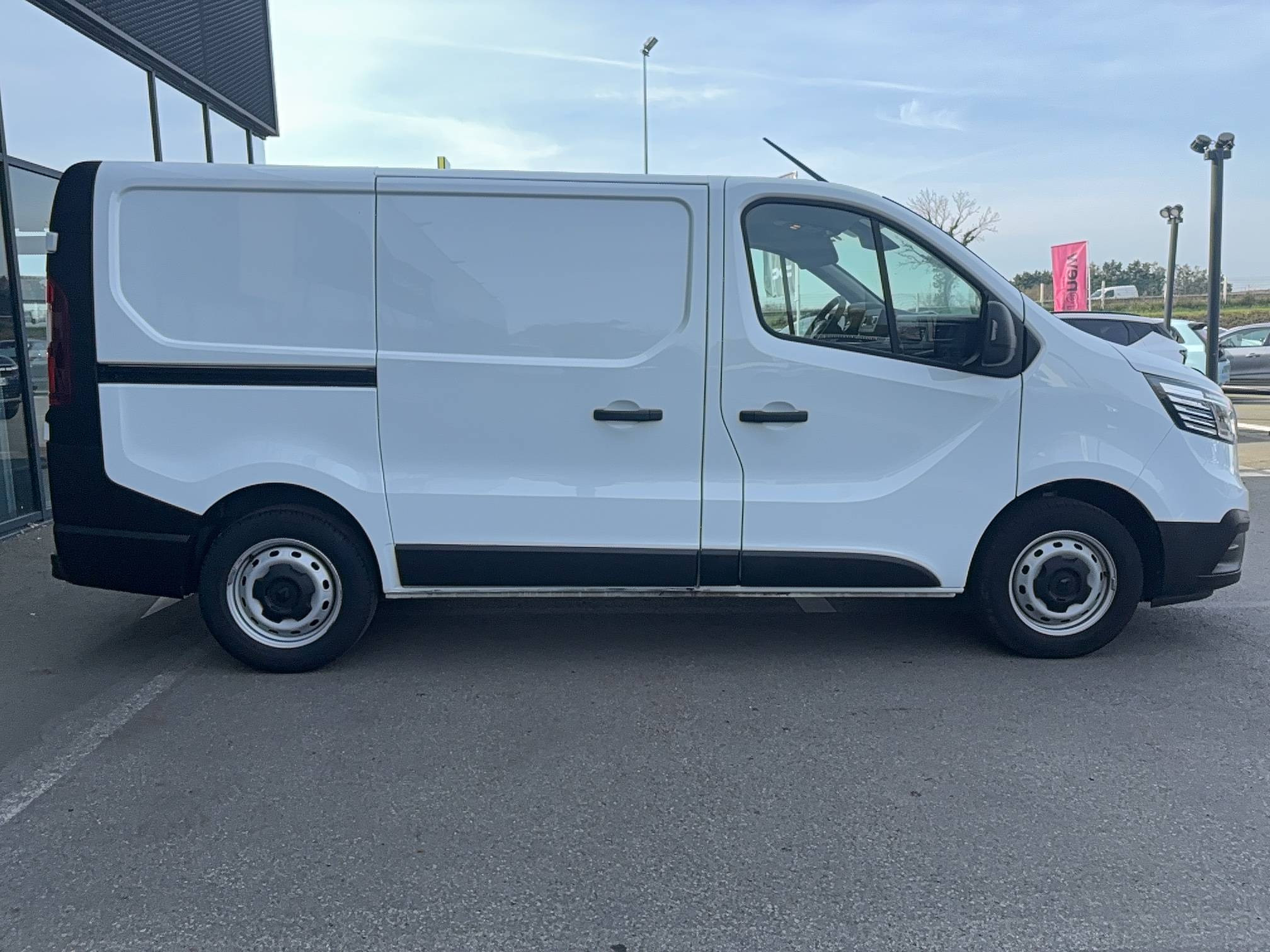 Vente en ligne Renault Trafic 3 Fourgon TRAFIC FGN L1H1 3000 KG BLUE DCI 130 au prix de 23 890 €